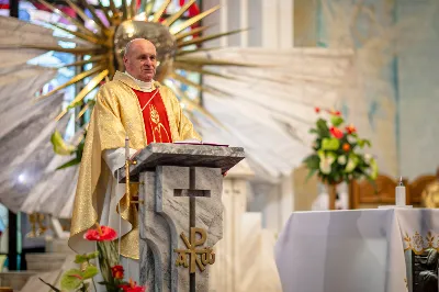 „Na swoje życie i swoje kapłaństwo trzeba popatrzeć w świetle Bożej miłości. Inaczej go nie pojmiemy ani my, ani ci, którzy będą na nas patrzeć” – mówił bp Jan Wątroba podczas Mszy św. z udzieleniem święceń prezbiteratu. 4 czerwca 2022 r. w kościele katedralnym jedenastu diakonów diecezji rzeszowskiej przyjęło sakrament kapłaństwa.
Do grona neoprezbiterów diecezji rzeszowskiej należą: ks. Sebastian Bełz z parafii w Nienadówce, ks. Krzysztof Lampart z parafii w Rudnej Wielkiej, ks. Mateusz Łachmanek z parafii w Lipinkach, ks. Karol Migut z parafii w Jasionce, ks. Marcin Murawski z parafii katedralnej w Rzeszowie, ks. Adrian Pazdan z parafii w Zagorzycach, ks. Tomasz Sienicki z parafii w Bieździedzy, ks. Dominik Świeboda z parafii w Palikówce, ks. Piotr Wąsacz z parafii bł. Władysława Findysza w Rzeszowie, ks. Mateusz Wojtuń z parafii w Święcanach oraz ks. Wiktor Zoła z parafii w Cieklinie.
Mszy św. przewodniczył i święceń udzielił bp Jan Wątroba. Eucharystię koncelebrowało około osiemdziesięciu księży, m.in: przełożeni Wyższego Seminarium Duchownego w Rzeszowie oraz proboszczowie i wikariusze z parafii rodzinnych neoprezbiterów. W Mszy św. uczestniczył abp Edward Nowak, bp Kazimierz Górny i bp Edward Białogłowski.
Zebranych w kościele katedralnym powitał ks. Krzysztof Gołąbek, proboszcz parafii.
W homilii bp Jan Wątroba nawiązał do słów z Ewangelii według św. Jana w których Chrystus tłumaczy co to znaczy być dobrym pasterzem. „Być kapłanem w Kościele Chrystusowym to znaczy mieć udział w Jego pasterskiej misji i stale upodabniać się do Dobrego Pasterza, który zna owce, karmi je, broni i jest gotów oddać życie dla ich dobra” – mówił hierarcha.
Po homilii odbył się obrzędy święceń: przyrzeczenie czci i posłuszeństwa Biskupowi Ordynariuszowi, Litania do Wszystkich Świętych podczas której kandydaci leżeli krzyżem, nałożenie rąk, modlitwa święceń oraz namaszczenie rąk krzyżmem i wręczenie chleba i wina. Podczas Liturgii Eucharystycznej nowo wyświęceni po raz pierwszy wyciągnęli dłonie nad chlebem i winem wypowiadając słowa konsekracji.
Na zakończenie Mszy św. ks. Tomasz Sienicki, podziękował w imieniu nowo wyświęconych wszystkim, którzy przyczynili się do przygotowania ich do kapłaństwa. Słowa wdzięczności, m.in. przełożonym Wyższego Seminarium Duchownego w Rzeszowie i rodzicom neoprezbiterów, wypowiedział bp Jan Wątroba. 
W drodze do zakrystii neoprezbiterzy zatrzymali się przy figurze Matki Bożej Fatimskiej zawierzając swoje kapłaństwo Matce Bożej.
W niedzielę, 5 czerwca, w Uroczystość Zesłania Ducha Świętego, neoprezbiterzy będą sprawować w swoich rodzinnych parafiach uroczyste Msze św. prymicyjne, a w najbliższych tygodniach otrzymają skierowania do parafii.

Fot. ks. Jakub Nagi oraz biala-wrona.pl
