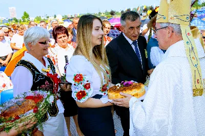 W niedzielę 25.08.2019 r. przy Katedrze Rzeszowskiej odbyły się Dożynki Diecezjalne. Do Parku Papieskiego przyjechało 73 delegacje z wieńcami dożynkowymi. fot. Andrzej Kotowicz