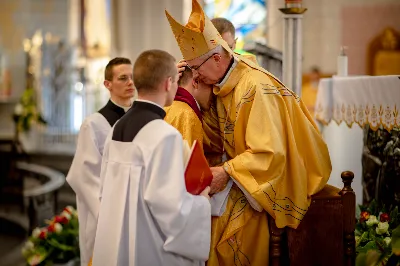 „Na swoje życie i swoje kapłaństwo trzeba popatrzeć w świetle Bożej miłości. Inaczej go nie pojmiemy ani my, ani ci, którzy będą na nas patrzeć” – mówił bp Jan Wątroba podczas Mszy św. z udzieleniem święceń prezbiteratu. 4 czerwca 2022 r. w kościele katedralnym jedenastu diakonów diecezji rzeszowskiej przyjęło sakrament kapłaństwa.
Do grona neoprezbiterów diecezji rzeszowskiej należą: ks. Sebastian Bełz z parafii w Nienadówce, ks. Krzysztof Lampart z parafii w Rudnej Wielkiej, ks. Mateusz Łachmanek z parafii w Lipinkach, ks. Karol Migut z parafii w Jasionce, ks. Marcin Murawski z parafii katedralnej w Rzeszowie, ks. Adrian Pazdan z parafii w Zagorzycach, ks. Tomasz Sienicki z parafii w Bieździedzy, ks. Dominik Świeboda z parafii w Palikówce, ks. Piotr Wąsacz z parafii bł. Władysława Findysza w Rzeszowie, ks. Mateusz Wojtuń z parafii w Święcanach oraz ks. Wiktor Zoła z parafii w Cieklinie.
Mszy św. przewodniczył i święceń udzielił bp Jan Wątroba. Eucharystię koncelebrowało około osiemdziesięciu księży, m.in: przełożeni Wyższego Seminarium Duchownego w Rzeszowie oraz proboszczowie i wikariusze z parafii rodzinnych neoprezbiterów. W Mszy św. uczestniczył abp Edward Nowak, bp Kazimierz Górny i bp Edward Białogłowski.
Zebranych w kościele katedralnym powitał ks. Krzysztof Gołąbek, proboszcz parafii.
W homilii bp Jan Wątroba nawiązał do słów z Ewangelii według św. Jana w których Chrystus tłumaczy co to znaczy być dobrym pasterzem. „Być kapłanem w Kościele Chrystusowym to znaczy mieć udział w Jego pasterskiej misji i stale upodabniać się do Dobrego Pasterza, który zna owce, karmi je, broni i jest gotów oddać życie dla ich dobra” – mówił hierarcha.
Po homilii odbył się obrzędy święceń: przyrzeczenie czci i posłuszeństwa Biskupowi Ordynariuszowi, Litania do Wszystkich Świętych podczas której kandydaci leżeli krzyżem, nałożenie rąk, modlitwa święceń oraz namaszczenie rąk krzyżmem i wręczenie chleba i wina. Podczas Liturgii Eucharystycznej nowo wyświęceni po raz pierwszy wyciągnęli dłonie nad chlebem i winem wypowiadając słowa konsekracji.
Na zakończenie Mszy św. ks. Tomasz Sienicki, podziękował w imieniu nowo wyświęconych wszystkim, którzy przyczynili się do przygotowania ich do kapłaństwa. Słowa wdzięczności, m.in. przełożonym Wyższego Seminarium Duchownego w Rzeszowie i rodzicom neoprezbiterów, wypowiedział bp Jan Wątroba. 
W drodze do zakrystii neoprezbiterzy zatrzymali się przy figurze Matki Bożej Fatimskiej zawierzając swoje kapłaństwo Matce Bożej.
W niedzielę, 5 czerwca, w Uroczystość Zesłania Ducha Świętego, neoprezbiterzy będą sprawować w swoich rodzinnych parafiach uroczyste Msze św. prymicyjne, a w najbliższych tygodniach otrzymają skierowania do parafii.

Fot. ks. Jakub Nagi oraz biala-wrona.pl
