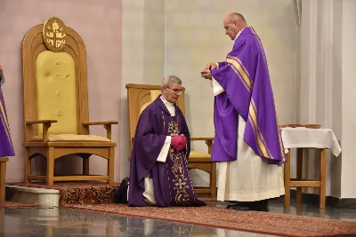 Mszy św. w Środę Popielcową na rozpoczęcie Wielkiego Postu w katedrze rzeszowskiej przewodniczył bp Jan Wątroba. Eucharystię koncelebrowali: ks. Łukasz Cyrnek, ks. Krzysztof Golas, ks. Krzysztof Gołąbek, ks. Sławomir Jeziorski, ks. Dominik Kiełb, ks. Jakub Nagi i ks. Nikodem Rybczyk.
Homilię wygłosił ks. Julian Wybraniec, wikariusz parafii katedralnej. Kaznodzieja w rozważaniu mówił o symbolice popiołu, którym w Środę Popielcową posypuje się głowy uczestników liturgii.
Po homilii odbył się obrzęd wybrania i wpisania imion do księgi katechumenów dwóch kobiet, które, jako dorosłe, przygotowują się do przyjęcia sakramentów inicjacji chrześcijańskiej.
Następnie odbył się obrzęd posypania popiołem.
Podczas Mszy św. posługę muzyczną pełniła Katedralna Schola Liturgiczna. Eucharystia była transmitowana przez Katolickie Radio VIA.
fot. ks. Jakub Oczkowicz