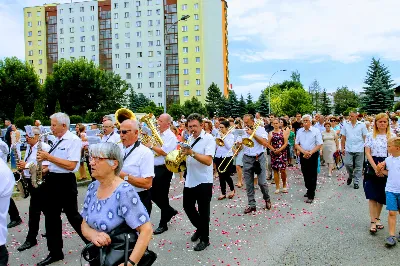 W czwartek w Uroczystość Najświętszego Ciała i Krwi Pańskiej (Boże Ciało) Msza Święta parafialna o godz. 12.00 była sprawowana na osiedlu Drabinianka na placu zieleni między ul. Graniczną i Zieloną. Dziękujemy parafianom za zaangażowanie i pomoc w przygotowaniu ołtarzy: - Ołtarz Mszy Świętej - Spółdzielnia Mieszkaniowa Metalowiec i mieszkańcy ul. Zielonej. - I ołtarz przy kapliczce Matki Bożej Fatimskiej – mieszkańcy bloku ul. Cicha 9. - II ołtarz przy Akademikach – mieszkańcy bloków ul. Cicha 3 i 7. - III ołtarz przed „Energetykiem” mieszkańcy bloku Kwiatkowskiego 5. - IV ołtarz obok bloków ul. Graniczna 4a i 4b – mieszkańcy tychże bloków.  fot. Andrzej Kotowicz