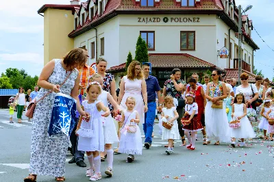 W czwartek w Uroczystość Najświętszego Ciała i Krwi Pańskiej (Boże Ciało) Msza Święta parafialna o godz. 12.00 była sprawowana na osiedlu Drabinianka na placu zieleni między ul. Graniczną i Zieloną. Dziękujemy parafianom za zaangażowanie i pomoc w przygotowaniu ołtarzy: - Ołtarz Mszy Świętej - Spółdzielnia Mieszkaniowa Metalowiec i mieszkańcy ul. Zielonej. - I ołtarz przy kapliczce Matki Bożej Fatimskiej – mieszkańcy bloku ul. Cicha 9. - II ołtarz przy Akademikach – mieszkańcy bloków ul. Cicha 3 i 7. - III ołtarz przed „Energetykiem” mieszkańcy bloku Kwiatkowskiego 5. - IV ołtarz obok bloków ul. Graniczna 4a i 4b – mieszkańcy tychże bloków.  fot. Andrzej Kotowicz