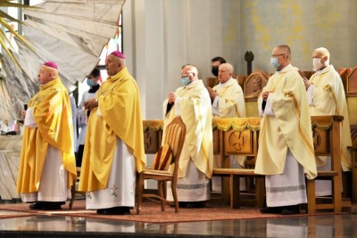 1 kwietnia 2021 r., w Wielki Czwartek, w naszej Katedrze została odprawiona Msza Krzyżma. Eucharystii przewodniczył bp Jan Wątroba. W koncelebrze uczestniczył bp Kazimierz Górny, bp Edward Białogłowski oraz 50 księży – z powodu ograniczeń związanych ze stanem epidemii byli to tylko przedstawiciele duchowieństwa diecezji rzeszowskiej. Do katedry nie przyjechała Liturgiczna Służba Ołtarza i schole. Po Komunii św. bp Jan Wątroba poświęcił olej krzyżma, który jest używany m.in. podczas udzielania sakramentu chrztu, bierzmowania i święceń kapłańskich. Wcześniej biskup pobłogosławił olej chorych i olej katechumenów.  Przed błogosławieństwem ks. Waldemar Dopart, proboszcz parafii św. Józefa na osiedlu Staromieście w Rzeszowie, w imieniu wszystkich kapłanów złożył biskupom świąteczne życzenia.  Na zakończenie Mszy Świętej Biskup Rzeszowski ogłosił nominację ks. Pawła Synosia, delegata biskupa ds. formacji stałej kapłanów na wikariusza biskupiego ds. formacji stałej kapłanów diecezji rzeszowskiej.  fot. ks. Tomasz Nowak