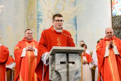 Wrześniowe nabożeństwo fatimskie, będące odpowiedzią na wezwanie Maryi do modlitwy i pokuty, odbyło się w ubiegły wtorek, 13 dnia miesiąca. Tym razem w Katedrze Rzeszowskiej zostało przygotowane przez parafie św. Michała Archanioła oraz św. Jadwigi Królowej.
Nabożeństwo rozpoczęło się odczytaniem próśb i podziękowań do Matki Bożej Fatimskiej, w intencji których następnie sprawowana była Msza Święta. Uroczystej, koncelebrowanej liturgii przewodniczył ks. Tomasz Gałuszka – wikariusz parafii św. Jadwigi.
Słowo Boże wygłosił ks. Grzegorz Kot – Diecezjalny Duszpasterz Trzeźwości i Osób Uzależnionych. Nawiązał do liturgii słowa z dnia, podkreślając trafne powiązanie z Tajemnicą Fatimską. „Niejedna matka dzisiaj płacze, jak owa kobieta z Nain, nad śmiercią swojego dziecka. Niejedna matka płacze, patrząc na pogubienie swojego dziecka – że życie mu nie wychodzi, że się poplątało, że nie chodzi do kościoła, nie modli się. Ową matką jest również Kościół, który płacze, kiedy się gubimy, kiedy w naszym sercu zaczyna kiełkować grzech i zaczynamy odchodzić. Trzeba nam stanąć w prawdzie i uderzyć się we własne piersi – i po to tu jesteśmy, aby modlitwą różańcową złożyć zadośćuczynienie za grzechy swoje i całego świata”.
„To nabożeństwo winno nas wprowadzać w osobistą retrospekcję, rachunek sumienia – czy oby jestem bratem dla brata? Bo może w moje serce wkradło się porównywanie, osądzanie, obmowa wobec tych, którzy się pogubili na drogach swojego życia” – mówił dalej ks. Grzegorz.
Kaznodzieja zachęcał do odpowiedzi na wołanie Matki Bożej w Fatimie i porzucenie obaw, strachu i niepewności. „Może nam się wydawać, gdyby Bóg na naszych oczach dotknął trumny, kogoś wskrzesił, byłoby nam łatwiej wierzyć. Nic bardziej mylnego. Wystarczy zerknąć na Łazarza i bogacza, wołającego: Ojcze Abrahamie, poślij kogoś z umarłych do żyjących, a na pewno uwierzą. Poślij kogoś. Bóg posyła Matkę do dzieci w Fatimie, a idąc dalej – posyła dzieci. O co prosi Matka Boża w Fatimie? O pokutę i różaniec. Trzecia Tajemnica Fatimska może przerażać, ale tych, co wierzą, nie powinna. Jeżeli w Twoim sercu jest wiara, nie stanie ci się krzywda”.
Po zakończonej liturgii Mszy Świętej wierni polecali swoje intencje w modlitwie różańcowej przy figurze Matki Bożej Fatimskiej. Modlitwę prowadzili ks. Rafał Kłos (wikariusz parafii św. Michała Archanioła) oraz diakoni. Ze względu na trwający remont schodów zrezygnowano z procesji. Nabożeństwo zakończono odśpiewaniem Apelu Jasnogórskiego o godz. 21.00. Następnie jeszcze przez godziną trwała indywidualna adoracja Najświętszego Sakramentu.
Posługę muzyczną podjął chór Michael z parafii św. Michała Archanioła w Rzeszowie oraz orkiestra dęta prowadzona przez p. Tadeusza Cielaka. Obecne były także poczty sztandarowe, przedstawiciele Rycerzy Kolumba i Bractwa św. Michała Archanioła.
Ostatnie w tym roku nabożeństwo fatimskie odbędzie się 13 października. W Katedrze Rzeszowskiej będzie prowadzone przez Wyższe Seminarium Duchowne w Rzeszowie.

fot. Joanna Prasoł 