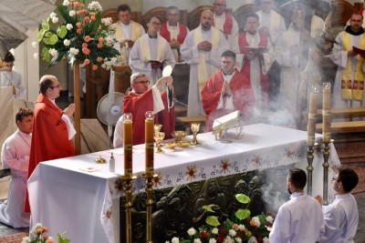 Mszą Świętą w naszej Katedrze rozpoczęły się XVI Mistrzostwa Polski Liturgicznej Służby Ołtarza w piłce nożnej o puchar „KnC”. W rozgrywkach 28 i 29 lipca 2021 r. weźmie udział 72 drużyny z 20 diecezji i 2 prowincji zakonnych. Zawody odbywają się ku pamięci śp. ks. Tomasza Blicharza.  Eucharystii przewodniczył bp Jan Wątroba. Mszę św. koncelebrowało ponad 40 księży – głównie opiekunowie drużyn sportowych z różnych diecezji. W Eucharystii uczestniczyła Stanisława Blicharz i Marcin Blicharz, mama i brat ks. Tomasz Blicharza, któremu dedykowany jest tegoroczny turniej (ks. Blicharz był przez wiele lat duszpasterzem Liturgicznej Służby Ołtarza Diecezji Rzeszowskiej, a także inicjatorem i głównym organizatorem poprzednich edycji mistrzostw LSO, które odbyły się w Rzeszowie w 2016 i 2018 r. Zmarł 17 października 2020 r. w wieku 39 lat). Po Mszy św. sportowcy z Liturgicznej Służby Ołtarza rozjechali się do czterech hal sportowych i na 8 Orlików na terenie Rzeszowa, Łąki, Trzebowniska i Tyczyna.  W zawodach uczestniczy 72 drużyny z 20 diecezji i 2 prowincji zakonnych w Polsce – jest to blisko 800 sportowców. Rywalizacja odbywa się w trzech kategoriach wiekowych: ministrant (roczniki urodzenia 2009-2013), lektor młodszy (2005-2008) i lektor starszy (2000-2004).  Diecezje rzeszowską reprezentują parafie: Gorlice (pw. Narodzenia NMP) i Rzeszów (pw. Bożego Ciała) w kategorii ministrant; Górno, Łowisko i Błażkowa w kategorii lektor młodszy oraz Zaczernie, Cmolas, Hermanowa, Rzeszów (pw. św. Mikołaja) i Tarnowiec w kategorii lektor starszy.  W poniedziałek, 28 czerwca zostaną rozegrane eliminacje. Drugi dzień zawodów również rozpocznie się Mszą św. w rzeszowskiej katedrze – Eucharystii będzie przewodniczył bp Edward Białogłowski. Ceremonię wręczenia nagród i zakończenia przewidziano na godz. 15.00 w Hali Sportowej Młodzieżowego Ośrodka Socjoterapii przy ul. Miłocińskiej w Rzeszowie.  Głównym organizatorem turnieju jest miesięcznik „KnC” – „Króluj nam Chryste”. Gospodarzami są: Diecezja Rzeszowska i Liturgiczna Służba Ołtarza Diecezji Rzeszowskiej.  Tekst i zdjęcia: ks. Tomasz Nowak 