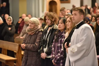Mszy św. w Środę Popielcową na rozpoczęcie Wielkiego Postu w katedrze rzeszowskiej przewodniczył bp Jan Wątroba. Eucharystię koncelebrowali: ks. Łukasz Cyrnek, ks. Krzysztof Golas, ks. Krzysztof Gołąbek, ks. Sławomir Jeziorski, ks. Dominik Kiełb, ks. Jakub Nagi i ks. Nikodem Rybczyk.
Homilię wygłosił ks. Julian Wybraniec, wikariusz parafii katedralnej. Kaznodzieja w rozważaniu mówił o symbolice popiołu, którym w Środę Popielcową posypuje się głowy uczestników liturgii.
Po homilii odbył się obrzęd wybrania i wpisania imion do księgi katechumenów dwóch kobiet, które, jako dorosłe, przygotowują się do przyjęcia sakramentów inicjacji chrześcijańskiej.
Następnie odbył się obrzęd posypania popiołem.
Podczas Mszy św. posługę muzyczną pełniła Katedralna Schola Liturgiczna. Eucharystia była transmitowana przez Katolickie Radio VIA.
fot. ks. Jakub Oczkowicz