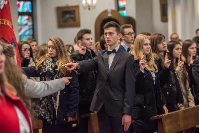 Uroczystość Chrystusa Króla to także święto Akcji Katolickiej i KSM-u. Centralnej uroczystości w Katedrze przewodniczył biskup diecezjalny Jan Wątroba. Eucharystię koncelebrowało 25 księży, wśród nich ks. Stanisław Potera – asystent diecezjalny AK i ks. Tomasz Ryczek – asystent diecezjalny KSM. Po wyznaniu wiary 88 młodych osób złożyło przyrzeczenie Katolickiego Stowarzyszenia Młodzieży. Obrzęd przyrzeczenia prowadził Paweł Grodzki – prezes KSM Diecezji Rzeszowskiej. Ceremonia zakończyła się odśpiewaniem hymnu KSM i zawołaniem: „Przez cnotę, naukę i pracę, służyć Bogu i Ojczyźnie, Gotów!”

Po Komunii św. bp Jan Wątroba, razem z ks. Stanisławem Poterą, wręczył nominacje 20 nowym prezesom oddziałów parafialnych Akcji Katolickiej. Krótkie przemówienia wypowiedzieli kolejno: Jeremi Kalkowski – prezes Zarządu Diecezjalnego Instytutu AK i Paweł Grodzki.

Po Komunii św. wszyscy zebrani uklękli przed Najświętszym Sakramentem. Biskup Ordynariusz odczytał Jubileuszowy Akt Przyjęcia Jezusa Chrystusa za Króla i Pana.

Po Mszy św. bp Jan Wątroba wręczył odznaki i legitymacje nowym członkom KSM.

fot. Fotografiarzeszow