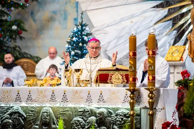 „Nasza wdzięczność jest szczególna wobec osób konsekrowanych za ich czytelne świadectwo wiary i za to, że żyjąc wiarą na co dzień ukazują chrystusowy styl życia” – mówił biskup Jan Wątroba podczas Mszy św. w katedrze rzeszowskiej w święto Ofiarowania Pańskiego. W Eucharystii, z okazji swojego święta patronalnego, uczestniczyły osoby konsekrowane posługujące w diecezji rzeszowskiej.
Mszy św. w katedrze rzeszowskiej przewodniczył bp Jan Wątroba, który modlił się w intencji osób konsekrowanych, przeżywających w święto Ofiarowania Pańskiego (02.02.) swoje święto patronalne. Eucharystię koncelebrował ks. Stanisław Kamiński, wikariusz biskupi ds. zakonnych, a także 9 kapłanów.
Na początku Mszy św. ks. Stanisław Kamiński powitał zebranych i wprowadził w przeżywaną liturgię. Następnie odbył się obrzęd błogosławieństwa świec i procesja z dolnego kościoła do głównej części katedry rzeszowskiej
Homilię wygłosił bp Jan Wątroba, który w pierwszej części, odnosząc się do przeżywanego święta, nawiązał do postawy Matki Najświętszej i św. Józefa. „Maryja uczy nas, że wierność Bogu oznacza wypełnianie prawa Bożego. Ona wypełniła wszystko bez wyjątku. Choć sama nie potrzebowała oczyszczenia, pozostała jednak posłuszna prawu. Skromna, prosta, uboga kobieta, poddana Bogu. W postawie Maryi i Józefa można dostrzec piękną lekcję dla rodziców i wychowawców. Rodzice powinni przedstawiać, czyli zawierzać swoje dzieci Panu Bogu. To jest gest wdzięczności wobec Stwórcy, a także znak wielkiej pokory wobec niełatwej misji rodzicielskiej i wychowawczej. Pełny rozwój człowieka dokonuje się dzięki Bożej łasce, a rodzice powinni się czuć narzędziem Bożej łaski, dlatego powinni często błogosławić swoje dzieci, modlić się za nie i z nimi oraz wciąż na nowo zawierzać je Panu Bogu” – mówił bp Wątroba.
Biskup Rzeszowski odnosząc się do obchodzonego Dnia życia konsekrowanego powiedział: „Trzy elementy wspólnoty: słowo, wierność i otwarcie na Ducha Świętego stanowią istotę życia każdej osoby konsekrowanej. Rozważać słowo Boże, trwać wiernie na modlitwie i być otwartym na to, co Duch Święty chce nam powiedzieć, to wypełnić powołanie do życia konsekrowanego, a jednocześnie wyznać wiarę w Kościół Chrystusowy. Nasza wdzięczność jest szczególna wobec osób konsekrowanych za ich czytelne świadectwo wiary i za to, że żyjąc wiarą na co dzień ukazują chrystusowy styl życia. Towarzyszą nam przez swoją pełną zatroskania miłosierną obecność, ale także przez milczącą obecność przepełnioną modlitwą w intencjach Kościoła, świata, a także poszczególnych osób i wspólnot”.
Po homilii osoby konsekrowane zgromadzone w katedrze odnowiły swoje przyrzeczenia.
Na zakończenie liturgii s. Agata Jakieła CSFN, referentka diecezjalna ds. życia konsekrowanego, podziękowała bp. Janowi Wątrobie za przewodniczenie liturgii i modlitwę w intencji osób życia konsekrowanego.
W Eucharystii w rzeszowskiej katedrze uczestniczyło prawie 100 osób życia konsekrowanego, a pośród nich ojcowie i bracia zakonni, siostry zakonne, wdowy i dziewice konsekrowane oraz członkowie instytutów świeckich. Śpiewy podczas liturgii wykonała Katedralna Schola Liturgiczna pod dyrekcją ks. Juliana Wybrańca, a przy organach zasiadł katedralny organista – Wiesław Siewierski. 

fot. Jola Warchoł