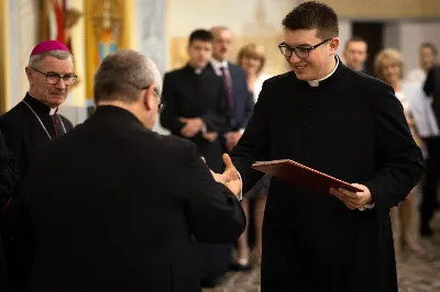 „Na swoje życie i swoje kapłaństwo trzeba popatrzeć w świetle Bożej miłości. Inaczej go nie pojmiemy ani my, ani ci, którzy będą na nas patrzeć” – mówił bp Jan Wątroba podczas Mszy św. z udzieleniem święceń prezbiteratu. 4 czerwca 2022 r. w kościele katedralnym jedenastu diakonów diecezji rzeszowskiej przyjęło sakrament kapłaństwa.
Do grona neoprezbiterów diecezji rzeszowskiej należą: ks. Sebastian Bełz z parafii w Nienadówce, ks. Krzysztof Lampart z parafii w Rudnej Wielkiej, ks. Mateusz Łachmanek z parafii w Lipinkach, ks. Karol Migut z parafii w Jasionce, ks. Marcin Murawski z parafii katedralnej w Rzeszowie, ks. Adrian Pazdan z parafii w Zagorzycach, ks. Tomasz Sienicki z parafii w Bieździedzy, ks. Dominik Świeboda z parafii w Palikówce, ks. Piotr Wąsacz z parafii bł. Władysława Findysza w Rzeszowie, ks. Mateusz Wojtuń z parafii w Święcanach oraz ks. Wiktor Zoła z parafii w Cieklinie.
Mszy św. przewodniczył i święceń udzielił bp Jan Wątroba. Eucharystię koncelebrowało około osiemdziesięciu księży, m.in: przełożeni Wyższego Seminarium Duchownego w Rzeszowie oraz proboszczowie i wikariusze z parafii rodzinnych neoprezbiterów. W Mszy św. uczestniczył abp Edward Nowak, bp Kazimierz Górny i bp Edward Białogłowski.
Zebranych w kościele katedralnym powitał ks. Krzysztof Gołąbek, proboszcz parafii.
W homilii bp Jan Wątroba nawiązał do słów z Ewangelii według św. Jana w których Chrystus tłumaczy co to znaczy być dobrym pasterzem. „Być kapłanem w Kościele Chrystusowym to znaczy mieć udział w Jego pasterskiej misji i stale upodabniać się do Dobrego Pasterza, który zna owce, karmi je, broni i jest gotów oddać życie dla ich dobra” – mówił hierarcha.
Po homilii odbył się obrzędy święceń: przyrzeczenie czci i posłuszeństwa Biskupowi Ordynariuszowi, Litania do Wszystkich Świętych podczas której kandydaci leżeli krzyżem, nałożenie rąk, modlitwa święceń oraz namaszczenie rąk krzyżmem i wręczenie chleba i wina. Podczas Liturgii Eucharystycznej nowo wyświęceni po raz pierwszy wyciągnęli dłonie nad chlebem i winem wypowiadając słowa konsekracji.
Na zakończenie Mszy św. ks. Tomasz Sienicki, podziękował w imieniu nowo wyświęconych wszystkim, którzy przyczynili się do przygotowania ich do kapłaństwa. Słowa wdzięczności, m.in. przełożonym Wyższego Seminarium Duchownego w Rzeszowie i rodzicom neoprezbiterów, wypowiedział bp Jan Wątroba. 
W drodze do zakrystii neoprezbiterzy zatrzymali się przy figurze Matki Bożej Fatimskiej zawierzając swoje kapłaństwo Matce Bożej.
W niedzielę, 5 czerwca, w Uroczystość Zesłania Ducha Świętego, neoprezbiterzy będą sprawować w swoich rodzinnych parafiach uroczyste Msze św. prymicyjne, a w najbliższych tygodniach otrzymają skierowania do parafii.

Fot. ks. Jakub Nagi oraz biala-wrona.pl
