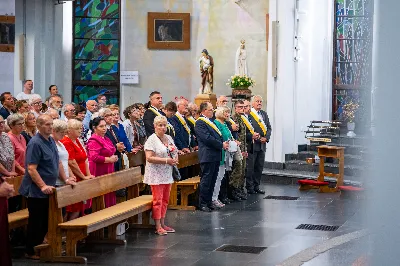 W środę 13 września przeżywaliśmy kolejne w tym roku Nabożeństwo Fatimskie. O godz. 18.40 zostały przedstawione prośby i podziękowania do Matki Bożej Fatimskiej, w intencji których sprawowana była także Msza Święta. Eucharystii przewodniczył i homilię wygłosił ks. Marek Kotwa – wikariusz parafii pw. Św. Michała Archanioła w Rzeszowie. Po Mszy Świętej wyruszyła procesja z figurą Matki Bożej, podczas której modlitwę różańcową prowadzili przedstawiciele parafii pw. Św. Jadwigi Królowej wraz ze swoimi duszpasterzami: ks. Tomaszem Gałuszką oraz ks. Łukaszem Mariuszycem, zaś figurę Matki Bożej nieśli przedstawiciele Bractwa św. Michała Archanioła, Rycerzy Kolumba oraz Związku Strzeleckiego "Strzelec". Modlitwę ubogaciła obecność Orkiestry Dętej pod dyrekcją Tadeusza Cielaka. Nabożeństwo zakończył Apel Jasnogórski. fot. Jola Warchoł