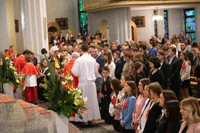 9 kwietnia w Katedrze 42 młodych osób z parafii katedralnej oraz 14 parafii Matki Bożej Częstochowskiej w Rzeszowie (Drabinianka) otrzymało sakrament bierzmowania, którego udzielił bp Jan Wątroba.
Przygotowania młodzieży trwały 2 lata, a odbywały się pod okiem ks. Krzysztofa, ks. Pawła, ks. Szczepana, s. Ewy oraz pani Agnieszki i obejmowały m.in. katechezy, spotkania formacyjne, a także przystąpienie do sakramentu pokuty. We wtorkowy wieczór kandydaci wraz ze swoimi świadkami, rodzicami, chrzestnymi czy też dziadkami zgromadzili się w Katedrze, by prosić o dary Ducha Świętego, umacniające w mężnym wyznawaniu wiary i postępowaniu według jej zasad.
Wszystkich zgromadzonych w świątyni przywitał ks. Krzysztof Gołąbek – proboszcz parafii katedralnej. Mszę Świętą koncelebrowali także ks. Tadeusz Pindara – proboszcz parafii Matki Bożej Częstochowskiej oraz kapłani posługujący w obydwu parafiach.
Następnie prośbę o udzielenie sakramentu bierzmowania zgromadzonym młodym oraz o modlitwę skierowali do Księdza Biskupa rodzice kandydatów.
W homilii bp Jan zachęcił młodych, aby w tym wyjątkowym dniu obrali Ducha Świętego za życiowego przewodnika towarzszącego im przy ważnych wyborach czy podchodzeniu do egzaminów – także tych życiowych. Wyjaśnił również znaczenie imienia Ducha Świętego – Paraklet – które tłumaczone z jęz. greckiego oznacza obrońcę, adwokata – nigdy prokuratora, nawet nie sędziego.
Będziecie moimi świadkami, gdy was umocni Duch Święty – mówi Pan Jezus. Niech nie będzie niedzieli i uroczystości bez udziału we Mszy Świętej – to jest moment dawania świadectwa. Właśnie przez zaangażowane, pełne uczestnictwo w najpiękniejszej modlitwie, jaką ma Kościół, czyli w Mszy Świętej, zdacie egzamin ze swojej dojrzałości chrześcijańskiej.
Na koniec celebrans odwołał się do obchodzonej poprzedniego dnia Uroczystości Zwiastowania Pańskiego i postawy Maryi wobec planu Bożego w Jej życiu oraz drogi, przez którą prowadził Ją Duch Święty. Podkreślił, że właśnie Maryja uczy, jak być uczennicą Ducha Świętego.
Po homilii miało miejsce odnowienie przyrzeczeń chrzcielnych. Następnie odbyła się najważniejsza część uroczystości – modlitwa Księdza Biskupa oraz namaszczenie krzyżmem każdego kandydata.
Sakrament bierzmowania jest koniecznym dopełnieniem sakramentu chrztu i wiąże się również z obraniem konkretnego patrona, którego życie i przymioty są wzorem dla młodego człowieka otrzymującego Ducha Świętego. Kandydat do bierzmowania ma więc okazję wybrać sobie świętego czy błogosławionego, którego droga do świętości najbardziej go zachwyciła. Może być to patron, którego imię nosi już od chrztu; może też wybrać sobie drugiego patrona. 
W związku z tym podczas namaszczenia krzyżmem biskup zwraca się do bierzmowanego nowo wybranym imieniem.
Po liturgii sakramentu bierzmowania miała miejsce modlitwa powszechna i liturgia eucharystyczna. Na koniec młodzi złożyli podziękowania Księdzu Biskupowi, Księżom Proboszczom oraz wszystkim, którzy poprzez swój wkład, posługę i zaangażowanie przyczynili się do przygotowania oraz przeżycia tej wyjątkowej uroczystości. Pamiątką było wspólne zdjęcie po zakończonej Mszy Świętej.
Posługę muzyczną w czasie uroczystości pełniła Katedralna Schola Liturgiczna pod dyrekcją ks. Juliana Wybrańca.

fot. Leszek Drzał
