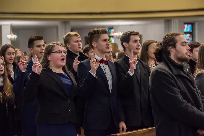 Uroczystość Chrystusa Króla to także święto Akcji Katolickiej i KSM-u. Centralnej uroczystości w Katedrze przewodniczył biskup diecezjalny Jan Wątroba. Eucharystię koncelebrowało 25 księży, wśród nich ks. Stanisław Potera – asystent diecezjalny AK i ks. Tomasz Ryczek – asystent diecezjalny KSM. Po wyznaniu wiary 88 młodych osób złożyło przyrzeczenie Katolickiego Stowarzyszenia Młodzieży. Obrzęd przyrzeczenia prowadził Paweł Grodzki – prezes KSM Diecezji Rzeszowskiej. Ceremonia zakończyła się odśpiewaniem hymnu KSM i zawołaniem: „Przez cnotę, naukę i pracę, służyć Bogu i Ojczyźnie, Gotów!”

Po Komunii św. bp Jan Wątroba, razem z ks. Stanisławem Poterą, wręczył nominacje 20 nowym prezesom oddziałów parafialnych Akcji Katolickiej. Krótkie przemówienia wypowiedzieli kolejno: Jeremi Kalkowski – prezes Zarządu Diecezjalnego Instytutu AK i Paweł Grodzki.

Po Komunii św. wszyscy zebrani uklękli przed Najświętszym Sakramentem. Biskup Ordynariusz odczytał Jubileuszowy Akt Przyjęcia Jezusa Chrystusa za Króla i Pana.

Po Mszy św. bp Jan Wątroba wręczył odznaki i legitymacje nowym członkom KSM.

fot. Fotografiarzeszow