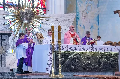 W IV Niedzielę Wielkiego Postu, podczas Mszy Świętej o godz. 12:00, ks. Krzysztof Gołąbek – proboszcz naszej Katedry, przyjął do grona Liturgicznej Służby Ołtarza dziesięciu nowych ministrantów! Po odpowiednim przygotowaniu, pod czujnym okiem ks. Pawła Wójcika oraz animatorów, chłopcy otrzymali stopień ministranta choralisty – po raz pierwszy założyli kołnierzyki i otrzymali legitymacje ministranckie. To wyjątkowy moment i ogromna radość dla naszej wspólnoty! 
Serdecznie gratulujemy chłopcom odwagi oraz życzymy wytrwałości w tej pięknej służbie przy Ołtarzu Pana Jezusa. 
Jeśli chcesz dołączyć do grona ministrantów – serdecznie zapraszamy! Zainteresowanych prosimy o kontakt z ks. Pawłem Wójcikiem.
 fot. Joanna Prasoł