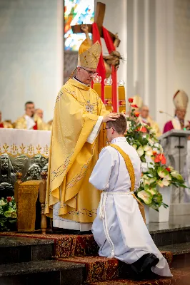 „Na swoje życie i swoje kapłaństwo trzeba popatrzeć w świetle Bożej miłości. Inaczej go nie pojmiemy ani my, ani ci, którzy będą na nas patrzeć” – mówił bp Jan Wątroba podczas Mszy św. z udzieleniem święceń prezbiteratu. 4 czerwca 2022 r. w kościele katedralnym jedenastu diakonów diecezji rzeszowskiej przyjęło sakrament kapłaństwa.
Do grona neoprezbiterów diecezji rzeszowskiej należą: ks. Sebastian Bełz z parafii w Nienadówce, ks. Krzysztof Lampart z parafii w Rudnej Wielkiej, ks. Mateusz Łachmanek z parafii w Lipinkach, ks. Karol Migut z parafii w Jasionce, ks. Marcin Murawski z parafii katedralnej w Rzeszowie, ks. Adrian Pazdan z parafii w Zagorzycach, ks. Tomasz Sienicki z parafii w Bieździedzy, ks. Dominik Świeboda z parafii w Palikówce, ks. Piotr Wąsacz z parafii bł. Władysława Findysza w Rzeszowie, ks. Mateusz Wojtuń z parafii w Święcanach oraz ks. Wiktor Zoła z parafii w Cieklinie.
Mszy św. przewodniczył i święceń udzielił bp Jan Wątroba. Eucharystię koncelebrowało około osiemdziesięciu księży, m.in: przełożeni Wyższego Seminarium Duchownego w Rzeszowie oraz proboszczowie i wikariusze z parafii rodzinnych neoprezbiterów. W Mszy św. uczestniczył abp Edward Nowak, bp Kazimierz Górny i bp Edward Białogłowski.
Zebranych w kościele katedralnym powitał ks. Krzysztof Gołąbek, proboszcz parafii.
W homilii bp Jan Wątroba nawiązał do słów z Ewangelii według św. Jana w których Chrystus tłumaczy co to znaczy być dobrym pasterzem. „Być kapłanem w Kościele Chrystusowym to znaczy mieć udział w Jego pasterskiej misji i stale upodabniać się do Dobrego Pasterza, który zna owce, karmi je, broni i jest gotów oddać życie dla ich dobra” – mówił hierarcha.
Po homilii odbył się obrzędy święceń: przyrzeczenie czci i posłuszeństwa Biskupowi Ordynariuszowi, Litania do Wszystkich Świętych podczas której kandydaci leżeli krzyżem, nałożenie rąk, modlitwa święceń oraz namaszczenie rąk krzyżmem i wręczenie chleba i wina. Podczas Liturgii Eucharystycznej nowo wyświęceni po raz pierwszy wyciągnęli dłonie nad chlebem i winem wypowiadając słowa konsekracji.
Na zakończenie Mszy św. ks. Tomasz Sienicki, podziękował w imieniu nowo wyświęconych wszystkim, którzy przyczynili się do przygotowania ich do kapłaństwa. Słowa wdzięczności, m.in. przełożonym Wyższego Seminarium Duchownego w Rzeszowie i rodzicom neoprezbiterów, wypowiedział bp Jan Wątroba. 
W drodze do zakrystii neoprezbiterzy zatrzymali się przy figurze Matki Bożej Fatimskiej zawierzając swoje kapłaństwo Matce Bożej.
W niedzielę, 5 czerwca, w Uroczystość Zesłania Ducha Świętego, neoprezbiterzy będą sprawować w swoich rodzinnych parafiach uroczyste Msze św. prymicyjne, a w najbliższych tygodniach otrzymają skierowania do parafii.

Fot. ks. Jakub Nagi oraz biala-wrona.pl
