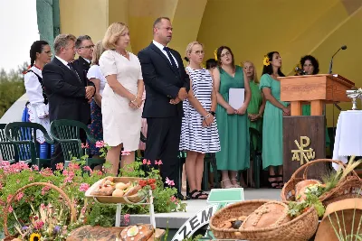 „Wierność ideałom jest gwarantem tego, że nie pogubimy się życiowo, nie skompromitujemy się i w naszym polskim domu będziemy gospodarzami, a nie najemnikami” – mówił podczas Dożynek Diecezjalnych bp Edward Białogłowski. 28 sierpnia 2022 r. do Parku Papieskiego w Rzeszowie przyjechało ponad 60 delegacji z wieńcami.

Do Parku Papieskiego w Rzeszowie przyjechało ponad 60 delegacji z parafii diecezji rzeszowskiej z wieńcami żniwnymi. Tegoroczną obsługę dożynek, w tym przygotowanie liturgii, zapewnili wierni i duszpasterze z Diecezjalnego Sanktuarium św. Józefa w Rzeszowie i dekanatu Rzeszów Północ. Przed Mszą św. odbył się program słowno-muzyczny w wykonaniu Diakonii Muzycznej z parafii św. Józefa w Rzeszowie.

Przed rozpoczęciem Mszy św. ks. Jerzy Uchman, diecezjalny duszpasterz rolników, przywitał przybyłych do Rzeszowa rolników, ogrodników, sadowników i pszczelarzy, wśród nich starostów dożynek: Aleksandrę i Bartłomieja Kędziorów z parafii pw. św. Józefa w Rzeszowie, a także obecnych na Mszy św. parlamentarzystów, władze państwowe i samorządowe, służby mundurowe oraz poczty sztandarowe.

Eucharystii przewodniczył bp Kazimierz Górny. W koncelebrze uczestniczył bp Edward Białogłowski, ks. infułat Wiesław Szurek oraz blisko dwudziestu księży.

Homilię wygłosił bp Edward Białogłowski.

„Dziękujemy Bogu za rolników, którzy mimo różnych trudności i przeciwności, które dotykają polską wieś, trwają przy rodzinnych gospodarstwach. Pochylają się nad rolą, która wydaje chleb i różne rośliny, warzywa, owoce i kwiaty. Dziękujemy wam, gospodynie i gospodarze, starsi i młodzi, za troskę i bezpieczeństwo żywnościowe naszego kraju oraz za zapasy żywnościowe, które są sprzedawane do innych krajów, a także wspomagają naszych sąsiadów borykających się, czy uciekających ze swojego kraju przed wojną do naszej ojczyzny, aby znaleźć tutaj bezpieczny kąt” – mówił bp Edward Białogłowski.

Biskup Białogłowski kierując do zebranych słowa zachęty pytał:

„Czy wasze domu rozbrzmiewają codzienną modlitwą dziękczynną i błagalną? Czy niedziela dla waszych domowników jest dniem świętym, z udziałem we Mszy św., z rodzinnym posiłkiem, z rozmową o waszej rodzinie, o jej troskach i radościach, o gospodarstwie, jego przyszłości i o przyszłości naszej ojczyzny? Zapalajcie ducha młodego pokolenia do życia ideałami: Bóg, honor, ojczyzna (…) Wierność ideałom jest gwarantem tego, że nie pogubimy się życiowo, nie skompromitujemy się i w naszym polskim domu będziemy gospodarzami, a nie najemnikami” – mówił bp Białogłowski.

Po błogosławieństwie poszczególne delegacje zaprezentowały swoje wieńce.

ks. Jakub Nagi
fot. ks. Tomasz Nowak