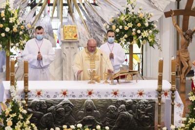 W uroczystość Najświętszego Ciała i Krwi Chrystusa Mszy Świętej w naszej Katedrze przewodniczył ks. proboszcz Krzysztof Gołąbek. Homilię wygłosił ks. Krzysztof Golas - wikariusz katedralny. Po zakończeniu liturgii wyruszyła procesja eucharystyczna do czterech ołtarzy rozmieszczonych wokół Katedry. fot. Joanna Prasoł