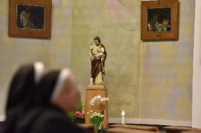 W Katedrze Rzeszowskiej odbyło się nabożeństwo Drogi Krzyżowej, której przewodniczył ks. Paweł Synoś, wikariusz biskupi ds. duchowieństwa. "Dziś sprowadź Mi dusze kapłańskie i zakonne, i zanurz je w niezgłębionym miłosierdziu Moim. One dały Mi moc przetrwania gorzkiej męki; przez nie, jak przez kanały, spływa na ludzkość miłosierdzie Moje." (Dzienniczek 1212) W modlitwie wraz z bp Janem Wątrobą uczestniczyły osoby życia konsekrowanego oraz prezbiterzy posługujący w Diecezji Rzeszowskiej. Nabożeństwo było ofiarowane w intencji wynagrodzenia za grzechy duchowieństwa i osób konsekrowanych, za dusze kapłanów i osób konsekrowanych cierpiące w czyśćcu oraz za tych, którzy odeszli od kapłaństwa i życia zakonnego. Fot. ks. Jakub Oczkowicz