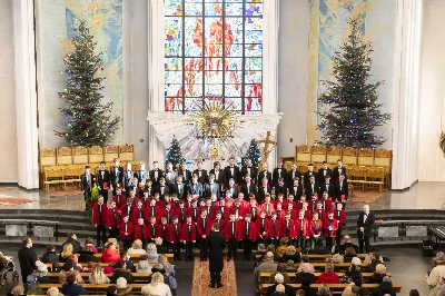 W niedzielę Chrztu Pańskiego w Katedrze Rzeszowskiej wybrzmiały najpiękniejsze polskie kolędy i pastorałki wykonane przez Katedralny Chór Chłopięco-Męski Pueri Cantores Resovienses pod dyrekcją Marcina Florczaka. Chór miał okazję wystąpić kilkukrotnie w Katedrze w czasie liturgicznego okresu Bożego Narodzenia uświetniając swym śpiewem obchodzone uroczystości. Miało to miejsce podczas mszy świętych w niedzielę Świętej Rodziny, w święto św. Jana Apostoła z okazji imienin księdza biskupa Jana Wątroby oraz w uroczystość Objawienia Pańskiego z okazji kolejnej rocznicy przyjęcia sakry biskupiej przez księży biskupów Kazimierza Górnego i Edwarda Białogłowskiego. W ubiegłą niedzielę (9.01) po Mszy Świętej o godz. 12:00 można było znów usłyszeć wiele pięknych, znanych polskich kolęd w wykonaniu chóru, m. in. Bóg się rodzi, Tryumfy Króla Niebieskiego, Przybieżeli do Betlejem czy Cicha noc. Wybrzmiały także mniej znane, ale równie piękne pastorałki: Cicho, cicho pastuszkowie w wykonaniu solisty Eryka Chudzika czy Kołysanka Józefa w wykonaniu solisty Tomasza Nowaka. Solową partią popisał się także Jan Żmuda  w kolędzie Jezus malusieńki. Solistom akompaniował na pianinie chórzysta Maksymilian Rogóż. Chór wykonał także po dwa utwory na głosy męskie (W żłobie leży i Mizerna cicha) oraz na głosy dziecięce (Gore gwiazda i My też pastuszkowie).  Kolędowanie wpisuje się zarówno w kanon liturgii Kościoła katolickiego, jak i w naszą narodową tradycję. Dlatego wszyscy chętnie słuchają tych utworów, jednocześnie włączając się we wspólny śpiew. Także tym razem na zakończenie spotkania Panu Dyrygentowi udało się porwać zgromadzonych wiernych do wspólnego wykonania kolędy Wśród nocnej ciszy. Działalność Katedralnego Chóru Chłopięco-Męskiego Pueri Cantores Resovienses można wesprzeć przekazując 1% podatku na OPP Katolickie Towarzystwo Śpiewacze KRS 0000050601 lub wpłacając darowiznę na cele statutowe na konto bankowe podane na stronie resovienses.org. Beata Świerad fot. Joanna Prasoł