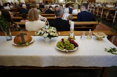 Maj to dla wielu najpiękniejszy miesiąc w roku. W liturgii Kościoła szczególnie wtedy czcimy Maryję oraz radujemy się ze Zmartwychwstania Pańskiego. W niedzielę 8 maja w naszej Katedrze dzieci z klas III doświadczyły równie wielkiej radości po raz pierwszy w pełni uczestnicząc we Mszy Świętej. To niezwykłe spotkanie z Chrystusem w Komunii Świętej zostało poprzedzone przygotowaniem poprzez katechezy w szkole i spotkania w parafii, a także spowiedzią. Poprzez niedzielne Eucharystie o godz. 12.00 i 13.30 celebrowane przez ks. Krzysztofa Gołąbka, proboszcza naszej Katedry, 88 dzieci rozpoczęło wielką przygodę z Jezusem ukrytym w Najświętszym Sakramencie. Towarzyszyli im rodzice, którzy wraz ze swoimi dziećmi przygotowywali się do tego wydarzenia, a także najbliższa rodzina. Posługę w liturgii Mszy Świętej pełniły dzieci pierwszokomunijne oraz ich rodzice.
Wielka radość serc dzieci komunijnych promieniowała na wszystkich uczestników Mszy Świętej i przypominała zebranym na liturgii, że spotkanie z Jezusem Eucharystycznym to przywilej i wielkie szczęście. Czas tej wielkiej radości został przedłużony przez „Biały Tydzień”, w którym dzieci uczestniczyły w wieczornej Eucharystii, przyjmując Jezusa do swoich serc. 

Wszystkim dzieciom, które w tym roku przeżywały swoją Pierwszą Komunię Świętą, życzymy, aby nie gasł w nich zapał do poznawania Jezusa i Jego nauki, a radość, jaka towarzyszyła tym dniom, była nieodłączną towarzyszką ich spotkań z Jezusem w Eucharystii. A s. Julicie i ks. Julianowi dziękujemy za serce włożone w przygotowanie dzieci do tego wielkiego wydarzenia.

fot. Paweł Styka