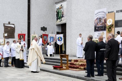 W uroczystość Najświętszego Ciała i Krwi Chrystusa Mszy Świętej w naszej Katedrze przewodniczył ks. proboszcz Krzysztof Gołąbek. Homilię wygłosił ks. Krzysztof Golas - wikariusz katedralny. Po zakończeniu liturgii wyruszyła procesja eucharystyczna do czterech ołtarzy rozmieszczonych wokół Katedry. fot. Joanna Prasoł