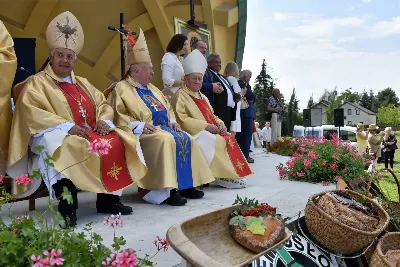 „Wierność ideałom jest gwarantem tego, że nie pogubimy się życiowo, nie skompromitujemy się i w naszym polskim domu będziemy gospodarzami, a nie najemnikami” – mówił podczas Dożynek Diecezjalnych bp Edward Białogłowski. 28 sierpnia 2022 r. do Parku Papieskiego w Rzeszowie przyjechało ponad 60 delegacji z wieńcami.

Do Parku Papieskiego w Rzeszowie przyjechało ponad 60 delegacji z parafii diecezji rzeszowskiej z wieńcami żniwnymi. Tegoroczną obsługę dożynek, w tym przygotowanie liturgii, zapewnili wierni i duszpasterze z Diecezjalnego Sanktuarium św. Józefa w Rzeszowie i dekanatu Rzeszów Północ. Przed Mszą św. odbył się program słowno-muzyczny w wykonaniu Diakonii Muzycznej z parafii św. Józefa w Rzeszowie.

Przed rozpoczęciem Mszy św. ks. Jerzy Uchman, diecezjalny duszpasterz rolników, przywitał przybyłych do Rzeszowa rolników, ogrodników, sadowników i pszczelarzy, wśród nich starostów dożynek: Aleksandrę i Bartłomieja Kędziorów z parafii pw. św. Józefa w Rzeszowie, a także obecnych na Mszy św. parlamentarzystów, władze państwowe i samorządowe, służby mundurowe oraz poczty sztandarowe.

Eucharystii przewodniczył bp Kazimierz Górny. W koncelebrze uczestniczył bp Edward Białogłowski, ks. infułat Wiesław Szurek oraz blisko dwudziestu księży.

Homilię wygłosił bp Edward Białogłowski.

„Dziękujemy Bogu za rolników, którzy mimo różnych trudności i przeciwności, które dotykają polską wieś, trwają przy rodzinnych gospodarstwach. Pochylają się nad rolą, która wydaje chleb i różne rośliny, warzywa, owoce i kwiaty. Dziękujemy wam, gospodynie i gospodarze, starsi i młodzi, za troskę i bezpieczeństwo żywnościowe naszego kraju oraz za zapasy żywnościowe, które są sprzedawane do innych krajów, a także wspomagają naszych sąsiadów borykających się, czy uciekających ze swojego kraju przed wojną do naszej ojczyzny, aby znaleźć tutaj bezpieczny kąt” – mówił bp Edward Białogłowski.

Biskup Białogłowski kierując do zebranych słowa zachęty pytał:

„Czy wasze domu rozbrzmiewają codzienną modlitwą dziękczynną i błagalną? Czy niedziela dla waszych domowników jest dniem świętym, z udziałem we Mszy św., z rodzinnym posiłkiem, z rozmową o waszej rodzinie, o jej troskach i radościach, o gospodarstwie, jego przyszłości i o przyszłości naszej ojczyzny? Zapalajcie ducha młodego pokolenia do życia ideałami: Bóg, honor, ojczyzna (…) Wierność ideałom jest gwarantem tego, że nie pogubimy się życiowo, nie skompromitujemy się i w naszym polskim domu będziemy gospodarzami, a nie najemnikami” – mówił bp Białogłowski.

Po błogosławieństwie poszczególne delegacje zaprezentowały swoje wieńce.

ks. Jakub Nagi
fot. ks. Tomasz Nowak