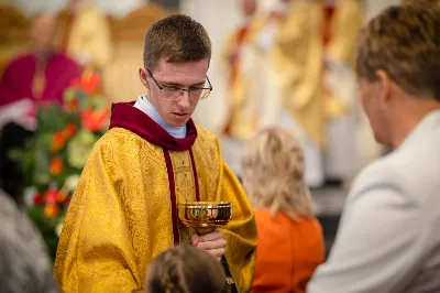 „Na swoje życie i swoje kapłaństwo trzeba popatrzeć w świetle Bożej miłości. Inaczej go nie pojmiemy ani my, ani ci, którzy będą na nas patrzeć” – mówił bp Jan Wątroba podczas Mszy św. z udzieleniem święceń prezbiteratu. 4 czerwca 2022 r. w kościele katedralnym jedenastu diakonów diecezji rzeszowskiej przyjęło sakrament kapłaństwa.
Do grona neoprezbiterów diecezji rzeszowskiej należą: ks. Sebastian Bełz z parafii w Nienadówce, ks. Krzysztof Lampart z parafii w Rudnej Wielkiej, ks. Mateusz Łachmanek z parafii w Lipinkach, ks. Karol Migut z parafii w Jasionce, ks. Marcin Murawski z parafii katedralnej w Rzeszowie, ks. Adrian Pazdan z parafii w Zagorzycach, ks. Tomasz Sienicki z parafii w Bieździedzy, ks. Dominik Świeboda z parafii w Palikówce, ks. Piotr Wąsacz z parafii bł. Władysława Findysza w Rzeszowie, ks. Mateusz Wojtuń z parafii w Święcanach oraz ks. Wiktor Zoła z parafii w Cieklinie.
Mszy św. przewodniczył i święceń udzielił bp Jan Wątroba. Eucharystię koncelebrowało około osiemdziesięciu księży, m.in: przełożeni Wyższego Seminarium Duchownego w Rzeszowie oraz proboszczowie i wikariusze z parafii rodzinnych neoprezbiterów. W Mszy św. uczestniczył abp Edward Nowak, bp Kazimierz Górny i bp Edward Białogłowski.
Zebranych w kościele katedralnym powitał ks. Krzysztof Gołąbek, proboszcz parafii.
W homilii bp Jan Wątroba nawiązał do słów z Ewangelii według św. Jana w których Chrystus tłumaczy co to znaczy być dobrym pasterzem. „Być kapłanem w Kościele Chrystusowym to znaczy mieć udział w Jego pasterskiej misji i stale upodabniać się do Dobrego Pasterza, który zna owce, karmi je, broni i jest gotów oddać życie dla ich dobra” – mówił hierarcha.
Po homilii odbył się obrzędy święceń: przyrzeczenie czci i posłuszeństwa Biskupowi Ordynariuszowi, Litania do Wszystkich Świętych podczas której kandydaci leżeli krzyżem, nałożenie rąk, modlitwa święceń oraz namaszczenie rąk krzyżmem i wręczenie chleba i wina. Podczas Liturgii Eucharystycznej nowo wyświęceni po raz pierwszy wyciągnęli dłonie nad chlebem i winem wypowiadając słowa konsekracji.
Na zakończenie Mszy św. ks. Tomasz Sienicki, podziękował w imieniu nowo wyświęconych wszystkim, którzy przyczynili się do przygotowania ich do kapłaństwa. Słowa wdzięczności, m.in. przełożonym Wyższego Seminarium Duchownego w Rzeszowie i rodzicom neoprezbiterów, wypowiedział bp Jan Wątroba. 
W drodze do zakrystii neoprezbiterzy zatrzymali się przy figurze Matki Bożej Fatimskiej zawierzając swoje kapłaństwo Matce Bożej.
W niedzielę, 5 czerwca, w Uroczystość Zesłania Ducha Świętego, neoprezbiterzy będą sprawować w swoich rodzinnych parafiach uroczyste Msze św. prymicyjne, a w najbliższych tygodniach otrzymają skierowania do parafii.

Fot. ks. Jakub Nagi oraz biala-wrona.pl
