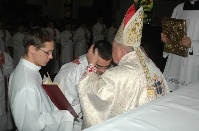 Trumna z ciałem Ks. Infułata wystawiona była w kryptach w dolnym kościele. Wszyscy, którzy pragnęli pożegnać osobiście Zmarłego i pomodlić się indywidualnie, mogli to uczynić w poniedziałek i wtorek od godz. 6.00 do godz. 19.00, w środę od godziny 6.00 do godziny 14.00. fot. Joanna Prasoł