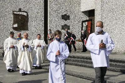 Obraz Matki Bożej Robotników Solidarności gościł w naszej Katedrze 26 i 27 kwietnia, a następnie został przekazany do parafii Przemienienia Pańskiego w Ropczycach. Peregrynacja obrazu Matki Bożej Robotników Solidarności i relikwii bł. ks. Jerzego Popiełuszki trwała w diecezji rzeszowskiej do 17 września 2020 r. fot. Joanna Prasoł 