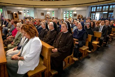 „Na swoje życie i swoje kapłaństwo trzeba popatrzeć w świetle Bożej miłości. Inaczej go nie pojmiemy ani my, ani ci, którzy będą na nas patrzeć” – mówił bp Jan Wątroba podczas Mszy św. z udzieleniem święceń prezbiteratu. 4 czerwca 2022 r. w kościele katedralnym jedenastu diakonów diecezji rzeszowskiej przyjęło sakrament kapłaństwa.
Do grona neoprezbiterów diecezji rzeszowskiej należą: ks. Sebastian Bełz z parafii w Nienadówce, ks. Krzysztof Lampart z parafii w Rudnej Wielkiej, ks. Mateusz Łachmanek z parafii w Lipinkach, ks. Karol Migut z parafii w Jasionce, ks. Marcin Murawski z parafii katedralnej w Rzeszowie, ks. Adrian Pazdan z parafii w Zagorzycach, ks. Tomasz Sienicki z parafii w Bieździedzy, ks. Dominik Świeboda z parafii w Palikówce, ks. Piotr Wąsacz z parafii bł. Władysława Findysza w Rzeszowie, ks. Mateusz Wojtuń z parafii w Święcanach oraz ks. Wiktor Zoła z parafii w Cieklinie.
Mszy św. przewodniczył i święceń udzielił bp Jan Wątroba. Eucharystię koncelebrowało około osiemdziesięciu księży, m.in: przełożeni Wyższego Seminarium Duchownego w Rzeszowie oraz proboszczowie i wikariusze z parafii rodzinnych neoprezbiterów. W Mszy św. uczestniczył abp Edward Nowak, bp Kazimierz Górny i bp Edward Białogłowski.
Zebranych w kościele katedralnym powitał ks. Krzysztof Gołąbek, proboszcz parafii.
W homilii bp Jan Wątroba nawiązał do słów z Ewangelii według św. Jana w których Chrystus tłumaczy co to znaczy być dobrym pasterzem. „Być kapłanem w Kościele Chrystusowym to znaczy mieć udział w Jego pasterskiej misji i stale upodabniać się do Dobrego Pasterza, który zna owce, karmi je, broni i jest gotów oddać życie dla ich dobra” – mówił hierarcha.
Po homilii odbył się obrzędy święceń: przyrzeczenie czci i posłuszeństwa Biskupowi Ordynariuszowi, Litania do Wszystkich Świętych podczas której kandydaci leżeli krzyżem, nałożenie rąk, modlitwa święceń oraz namaszczenie rąk krzyżmem i wręczenie chleba i wina. Podczas Liturgii Eucharystycznej nowo wyświęceni po raz pierwszy wyciągnęli dłonie nad chlebem i winem wypowiadając słowa konsekracji.
Na zakończenie Mszy św. ks. Tomasz Sienicki, podziękował w imieniu nowo wyświęconych wszystkim, którzy przyczynili się do przygotowania ich do kapłaństwa. Słowa wdzięczności, m.in. przełożonym Wyższego Seminarium Duchownego w Rzeszowie i rodzicom neoprezbiterów, wypowiedział bp Jan Wątroba. 
W drodze do zakrystii neoprezbiterzy zatrzymali się przy figurze Matki Bożej Fatimskiej zawierzając swoje kapłaństwo Matce Bożej.
W niedzielę, 5 czerwca, w Uroczystość Zesłania Ducha Świętego, neoprezbiterzy będą sprawować w swoich rodzinnych parafiach uroczyste Msze św. prymicyjne, a w najbliższych tygodniach otrzymają skierowania do parafii.

Fot. ks. Jakub Nagi oraz biala-wrona.pl
