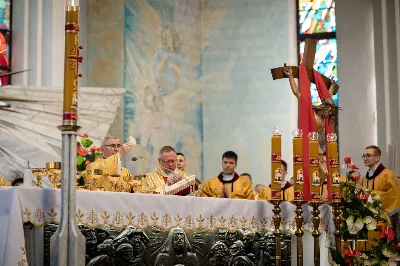 „Na swoje życie i swoje kapłaństwo trzeba popatrzeć w świetle Bożej miłości. Inaczej go nie pojmiemy ani my, ani ci, którzy będą na nas patrzeć” – mówił bp Jan Wątroba podczas Mszy św. z udzieleniem święceń prezbiteratu. 4 czerwca 2022 r. w kościele katedralnym jedenastu diakonów diecezji rzeszowskiej przyjęło sakrament kapłaństwa.
Do grona neoprezbiterów diecezji rzeszowskiej należą: ks. Sebastian Bełz z parafii w Nienadówce, ks. Krzysztof Lampart z parafii w Rudnej Wielkiej, ks. Mateusz Łachmanek z parafii w Lipinkach, ks. Karol Migut z parafii w Jasionce, ks. Marcin Murawski z parafii katedralnej w Rzeszowie, ks. Adrian Pazdan z parafii w Zagorzycach, ks. Tomasz Sienicki z parafii w Bieździedzy, ks. Dominik Świeboda z parafii w Palikówce, ks. Piotr Wąsacz z parafii bł. Władysława Findysza w Rzeszowie, ks. Mateusz Wojtuń z parafii w Święcanach oraz ks. Wiktor Zoła z parafii w Cieklinie.
Mszy św. przewodniczył i święceń udzielił bp Jan Wątroba. Eucharystię koncelebrowało około osiemdziesięciu księży, m.in: przełożeni Wyższego Seminarium Duchownego w Rzeszowie oraz proboszczowie i wikariusze z parafii rodzinnych neoprezbiterów. W Mszy św. uczestniczył abp Edward Nowak, bp Kazimierz Górny i bp Edward Białogłowski.
Zebranych w kościele katedralnym powitał ks. Krzysztof Gołąbek, proboszcz parafii.
W homilii bp Jan Wątroba nawiązał do słów z Ewangelii według św. Jana w których Chrystus tłumaczy co to znaczy być dobrym pasterzem. „Być kapłanem w Kościele Chrystusowym to znaczy mieć udział w Jego pasterskiej misji i stale upodabniać się do Dobrego Pasterza, który zna owce, karmi je, broni i jest gotów oddać życie dla ich dobra” – mówił hierarcha.
Po homilii odbył się obrzędy święceń: przyrzeczenie czci i posłuszeństwa Biskupowi Ordynariuszowi, Litania do Wszystkich Świętych podczas której kandydaci leżeli krzyżem, nałożenie rąk, modlitwa święceń oraz namaszczenie rąk krzyżmem i wręczenie chleba i wina. Podczas Liturgii Eucharystycznej nowo wyświęceni po raz pierwszy wyciągnęli dłonie nad chlebem i winem wypowiadając słowa konsekracji.
Na zakończenie Mszy św. ks. Tomasz Sienicki, podziękował w imieniu nowo wyświęconych wszystkim, którzy przyczynili się do przygotowania ich do kapłaństwa. Słowa wdzięczności, m.in. przełożonym Wyższego Seminarium Duchownego w Rzeszowie i rodzicom neoprezbiterów, wypowiedział bp Jan Wątroba. 
W drodze do zakrystii neoprezbiterzy zatrzymali się przy figurze Matki Bożej Fatimskiej zawierzając swoje kapłaństwo Matce Bożej.
W niedzielę, 5 czerwca, w Uroczystość Zesłania Ducha Świętego, neoprezbiterzy będą sprawować w swoich rodzinnych parafiach uroczyste Msze św. prymicyjne, a w najbliższych tygodniach otrzymają skierowania do parafii.

Fot. ks. Jakub Nagi oraz biala-wrona.pl
