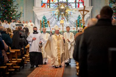 6 stycznia 2022 r., w Uroczystość Objawienia Pańskiego, o godz. 12.00 w katedrze rzeszowskiej została odprawiona Msza św. w intencji bp. Kazimierza Górnego i bp. Edwarda Białogłowskiego, którzy przeżywali kolejno 37. i 34. rocznicę konsekracji biskupich. Mszy św. przewodniczył bp Jan Wątroba. Eucharystię koncelebrował abp Edward Nowak, bp Kazimierz Górny, bp Edward Białogłowski i 30 księży. Podczas Mszy św. śpiewał Katedralny Chór Chłopięco-Męski Pueri Cantores Resovienses. Biskup Kazimierz Górny urodził się 24 grudnia 1937 r. w Lubniu. W 1960 r. przyjął święcenia kapłańskie. 6 stycznia 1985 r. w Bazylice św. Piotra w Rzymie przyjął święcenia biskupie z rąk Jana Pawła II. Jako zawołanie przyjął słowa „Omnia Tibi”. Do 1992 r. pełnił funkcję wikariusza generalnego archidiecezji krakowskiej. Od 1992 do 2013 r. był ordynariuszem diecezji rzeszowskiej. Biskup Edward Białogłowski urodził się 8 stycznia 1947 r. w Rzeplinie. W 1972 r. przyjął święcenia kapłańskie. 6 stycznia 1988 r. w katedrze przemyskiej przyjął święcenia biskupie z rąk bp. Ignacego Tokarczuka. Jako zawołanie przyjął słowa „In virtuti Spiritus Sancti”. Od 1992 r. pełni zadania biskupa pomocniczego diecezji rzeszowskiej. fot. Paulina Lęcznar