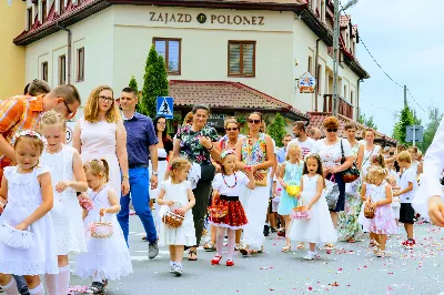 W czwartek w Uroczystość Najświętszego Ciała i Krwi Pańskiej (Boże Ciało) Msza Święta parafialna o godz. 12.00 była sprawowana na osiedlu Drabinianka na placu zieleni między ul. Graniczną i Zieloną. Dziękujemy parafianom za zaangażowanie i pomoc w przygotowaniu ołtarzy: - Ołtarz Mszy Świętej - Spółdzielnia Mieszkaniowa Metalowiec i mieszkańcy ul. Zielonej. - I ołtarz przy kapliczce Matki Bożej Fatimskiej – mieszkańcy bloku ul. Cicha 9. - II ołtarz przy Akademikach – mieszkańcy bloków ul. Cicha 3 i 7. - III ołtarz przed „Energetykiem” mieszkańcy bloku Kwiatkowskiego 5. - IV ołtarz obok bloków ul. Graniczna 4a i 4b – mieszkańcy tychże bloków.  fot. Andrzej Kotowicz