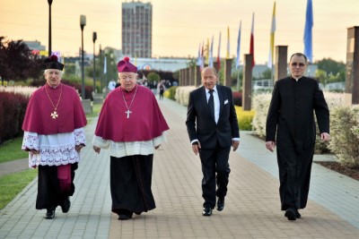 2 czerwca 2021 r., w 30. rocznicę wizyty Jana Pawła II w Rzeszowie, bp Kazimierz Górny i Tadeusz Ferenc odsłonili, a bp Jan Wątroba poświęcił pomnik św. Jana Pawła II w Parku Papieskim w Rzeszowie.  Odsłonięcie i poświęcenie poprzedziła Msza św. w naszej Katedrze pod przewodnictwem bpa Jana Wątroby. Eucharystię koncelebrował bp Edward Białogłowski, abp Edward Nowak i blisko 20 księży. We Mszy św. uczestniczył bp Kazimierz Górny.  Homilię wygłosił bp Edward Białogłowski. Po Komunii Świętej abp Edward Nowak, były sekretarz Kongregacji Spraw Kanonizacyjnych, powiedział o swojej współpracy z Janem Pawłem II.  Po Mszy św. jej uczestnicy przeszli do Parku Papieskiego. Krótkie przemówienia wygłosili: Ewa Leniart, wojewoda podkarpacki, Marek Bajdak, pełniący funkcję prezydenta Rzeszowa, Mieczysław Janowski, były prezydent Rzeszowa i bp Kazimierz Górny, pierwszy ordynariusz diecezji rzeszowskiej.  Pomnik odsłonił bp Kazimierz Górny i Tadeusz Ferenc, były prezydent Rzeszowa, a poświęcania dokonał bp Jan Wątroba.  Na początku października 2020 r. w Parku Papieskim zamontowano pomnik św. Jana Pawła II, który zastąpił obelisk z tablicą upamiętniającą pobyt papieża w Rzeszowie (obelisk umieszczono kilka metrów obok pomnika). Czterometrowy pomnik przedstawia Ojca Świętego ubranego w liturgiczne szaty, siedzącego na granitowym tronie. Papież w jednej ręce trzyma księgę Pisma Świętego, a drugą wykonuje gest błogosławieństwa. Odlew został wykonany z brązu. Całość znajduje się na granitowym podeście, który oplatają metalowe róże.  Pomnik zaprojektował Eliasz Dyrow, 26-letni malarz i rzeźbiarz z Jarosławia. Dyrow urodził się w polskiej rodzinie mieszkającej w Kijowie. W 2011 r., w ramach repatriacji, przyjechał do Jarosławia, gdzie ukończył Liceum Plastyczne, a następnie Wydział Sztuki Uniwersytetu Rzeszowskiego.  fot. ks. Tomasz Nowak 