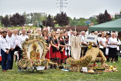 „Wierność ideałom jest gwarantem tego, że nie pogubimy się życiowo, nie skompromitujemy się i w naszym polskim domu będziemy gospodarzami, a nie najemnikami” – mówił podczas Dożynek Diecezjalnych bp Edward Białogłowski. 28 sierpnia 2022 r. do Parku Papieskiego w Rzeszowie przyjechało ponad 60 delegacji z wieńcami.

Do Parku Papieskiego w Rzeszowie przyjechało ponad 60 delegacji z parafii diecezji rzeszowskiej z wieńcami żniwnymi. Tegoroczną obsługę dożynek, w tym przygotowanie liturgii, zapewnili wierni i duszpasterze z Diecezjalnego Sanktuarium św. Józefa w Rzeszowie i dekanatu Rzeszów Północ. Przed Mszą św. odbył się program słowno-muzyczny w wykonaniu Diakonii Muzycznej z parafii św. Józefa w Rzeszowie.

Przed rozpoczęciem Mszy św. ks. Jerzy Uchman, diecezjalny duszpasterz rolników, przywitał przybyłych do Rzeszowa rolników, ogrodników, sadowników i pszczelarzy, wśród nich starostów dożynek: Aleksandrę i Bartłomieja Kędziorów z parafii pw. św. Józefa w Rzeszowie, a także obecnych na Mszy św. parlamentarzystów, władze państwowe i samorządowe, służby mundurowe oraz poczty sztandarowe.

Eucharystii przewodniczył bp Kazimierz Górny. W koncelebrze uczestniczył bp Edward Białogłowski, ks. infułat Wiesław Szurek oraz blisko dwudziestu księży.

Homilię wygłosił bp Edward Białogłowski.

„Dziękujemy Bogu za rolników, którzy mimo różnych trudności i przeciwności, które dotykają polską wieś, trwają przy rodzinnych gospodarstwach. Pochylają się nad rolą, która wydaje chleb i różne rośliny, warzywa, owoce i kwiaty. Dziękujemy wam, gospodynie i gospodarze, starsi i młodzi, za troskę i bezpieczeństwo żywnościowe naszego kraju oraz za zapasy żywnościowe, które są sprzedawane do innych krajów, a także wspomagają naszych sąsiadów borykających się, czy uciekających ze swojego kraju przed wojną do naszej ojczyzny, aby znaleźć tutaj bezpieczny kąt” – mówił bp Edward Białogłowski.

Biskup Białogłowski kierując do zebranych słowa zachęty pytał:

„Czy wasze domu rozbrzmiewają codzienną modlitwą dziękczynną i błagalną? Czy niedziela dla waszych domowników jest dniem świętym, z udziałem we Mszy św., z rodzinnym posiłkiem, z rozmową o waszej rodzinie, o jej troskach i radościach, o gospodarstwie, jego przyszłości i o przyszłości naszej ojczyzny? Zapalajcie ducha młodego pokolenia do życia ideałami: Bóg, honor, ojczyzna (…) Wierność ideałom jest gwarantem tego, że nie pogubimy się życiowo, nie skompromitujemy się i w naszym polskim domu będziemy gospodarzami, a nie najemnikami” – mówił bp Białogłowski.

Po błogosławieństwie poszczególne delegacje zaprezentowały swoje wieńce.

ks. Jakub Nagi
fot. ks. Tomasz Nowak