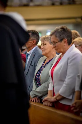 „Na swoje życie i swoje kapłaństwo trzeba popatrzeć w świetle Bożej miłości. Inaczej go nie pojmiemy ani my, ani ci, którzy będą na nas patrzeć” – mówił bp Jan Wątroba podczas Mszy św. z udzieleniem święceń prezbiteratu. 4 czerwca 2022 r. w kościele katedralnym jedenastu diakonów diecezji rzeszowskiej przyjęło sakrament kapłaństwa.
Do grona neoprezbiterów diecezji rzeszowskiej należą: ks. Sebastian Bełz z parafii w Nienadówce, ks. Krzysztof Lampart z parafii w Rudnej Wielkiej, ks. Mateusz Łachmanek z parafii w Lipinkach, ks. Karol Migut z parafii w Jasionce, ks. Marcin Murawski z parafii katedralnej w Rzeszowie, ks. Adrian Pazdan z parafii w Zagorzycach, ks. Tomasz Sienicki z parafii w Bieździedzy, ks. Dominik Świeboda z parafii w Palikówce, ks. Piotr Wąsacz z parafii bł. Władysława Findysza w Rzeszowie, ks. Mateusz Wojtuń z parafii w Święcanach oraz ks. Wiktor Zoła z parafii w Cieklinie.
Mszy św. przewodniczył i święceń udzielił bp Jan Wątroba. Eucharystię koncelebrowało około osiemdziesięciu księży, m.in: przełożeni Wyższego Seminarium Duchownego w Rzeszowie oraz proboszczowie i wikariusze z parafii rodzinnych neoprezbiterów. W Mszy św. uczestniczył abp Edward Nowak, bp Kazimierz Górny i bp Edward Białogłowski.
Zebranych w kościele katedralnym powitał ks. Krzysztof Gołąbek, proboszcz parafii.
W homilii bp Jan Wątroba nawiązał do słów z Ewangelii według św. Jana w których Chrystus tłumaczy co to znaczy być dobrym pasterzem. „Być kapłanem w Kościele Chrystusowym to znaczy mieć udział w Jego pasterskiej misji i stale upodabniać się do Dobrego Pasterza, który zna owce, karmi je, broni i jest gotów oddać życie dla ich dobra” – mówił hierarcha.
Po homilii odbył się obrzędy święceń: przyrzeczenie czci i posłuszeństwa Biskupowi Ordynariuszowi, Litania do Wszystkich Świętych podczas której kandydaci leżeli krzyżem, nałożenie rąk, modlitwa święceń oraz namaszczenie rąk krzyżmem i wręczenie chleba i wina. Podczas Liturgii Eucharystycznej nowo wyświęceni po raz pierwszy wyciągnęli dłonie nad chlebem i winem wypowiadając słowa konsekracji.
Na zakończenie Mszy św. ks. Tomasz Sienicki, podziękował w imieniu nowo wyświęconych wszystkim, którzy przyczynili się do przygotowania ich do kapłaństwa. Słowa wdzięczności, m.in. przełożonym Wyższego Seminarium Duchownego w Rzeszowie i rodzicom neoprezbiterów, wypowiedział bp Jan Wątroba. 
W drodze do zakrystii neoprezbiterzy zatrzymali się przy figurze Matki Bożej Fatimskiej zawierzając swoje kapłaństwo Matce Bożej.
W niedzielę, 5 czerwca, w Uroczystość Zesłania Ducha Świętego, neoprezbiterzy będą sprawować w swoich rodzinnych parafiach uroczyste Msze św. prymicyjne, a w najbliższych tygodniach otrzymają skierowania do parafii.

Fot. ks. Jakub Nagi oraz biala-wrona.pl
