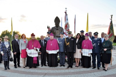 2 czerwca 2021 r., w 30. rocznicę wizyty Jana Pawła II w Rzeszowie, bp Kazimierz Górny i Tadeusz Ferenc odsłonili, a bp Jan Wątroba poświęcił pomnik św. Jana Pawła II w Parku Papieskim w Rzeszowie.  Odsłonięcie i poświęcenie poprzedziła Msza św. w naszej Katedrze pod przewodnictwem bpa Jana Wątroby. Eucharystię koncelebrował bp Edward Białogłowski, abp Edward Nowak i blisko 20 księży. We Mszy św. uczestniczył bp Kazimierz Górny.  Homilię wygłosił bp Edward Białogłowski. Po Komunii Świętej abp Edward Nowak, były sekretarz Kongregacji Spraw Kanonizacyjnych, powiedział o swojej współpracy z Janem Pawłem II.  Po Mszy św. jej uczestnicy przeszli do Parku Papieskiego. Krótkie przemówienia wygłosili: Ewa Leniart, wojewoda podkarpacki, Marek Bajdak, pełniący funkcję prezydenta Rzeszowa, Mieczysław Janowski, były prezydent Rzeszowa i bp Kazimierz Górny, pierwszy ordynariusz diecezji rzeszowskiej.  Pomnik odsłonił bp Kazimierz Górny i Tadeusz Ferenc, były prezydent Rzeszowa, a poświęcania dokonał bp Jan Wątroba.  Na początku października 2020 r. w Parku Papieskim zamontowano pomnik św. Jana Pawła II, który zastąpił obelisk z tablicą upamiętniającą pobyt papieża w Rzeszowie (obelisk umieszczono kilka metrów obok pomnika). Czterometrowy pomnik przedstawia Ojca Świętego ubranego w liturgiczne szaty, siedzącego na granitowym tronie. Papież w jednej ręce trzyma księgę Pisma Świętego, a drugą wykonuje gest błogosławieństwa. Odlew został wykonany z brązu. Całość znajduje się na granitowym podeście, który oplatają metalowe róże.  Pomnik zaprojektował Eliasz Dyrow, 26-letni malarz i rzeźbiarz z Jarosławia. Dyrow urodził się w polskiej rodzinie mieszkającej w Kijowie. W 2011 r., w ramach repatriacji, przyjechał do Jarosławia, gdzie ukończył Liceum Plastyczne, a następnie Wydział Sztuki Uniwersytetu Rzeszowskiego.  fot. ks. Tomasz Nowak 