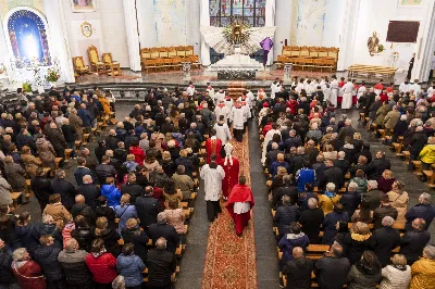 W Wielki Piątek 15.04.2022 r. w Katedrze Rzeszowskiej Liturgii na cześć Męki Pańskiej przewodniczył bp Jan Wątroba.
Mękę naszego Pana Jezusa Chrystusa według świętego Jana śpiewali:
ks. Julian Wybraniec - Jezus
Karol Baraniewicz - Ewangelista
ks. Szczepan Węglowski - Inni
Chór WSD Rzeszów pod dyrekcją ks. dra Andrzeja Widaka
fot. Joanna Prasoł