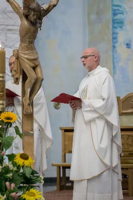 W piątek 13 sierpnia przeżywaliśmy kolejne w tym roku Nabożeństwo Fatimskie. O godz. 18.40 zostały przedstawione prośby i podziękowania do Matki Bożej Fatimskiej, w intencji których sprawowana była także Msza Święta. Eucharystii przewodniczył ks. Piotr Fortuna (proboszcz parafii Rzeszów-Matysówka), homilię zaś wygłosił ks. Jan Pyziak (proboszcz parafii Rzeszów-Matysówka w latach 1985-2018). Po Mszy Świętej wyruszyła procesja z figurą Matki Bożej, podczas której modlitwę różańcową prowadzili przedstawiciele parafii Rzeszów-Zalesie wraz ze swoim duszpasterzem ks. Marcinem Jaraczem. Modlitwę ubogaciła obecność Orkiestry Dętej pod dyrekcją Tadeusza Cielaka. Nabożeństwo zakończył Apel Jasnogórski. fot. Małgorzata Ryndak