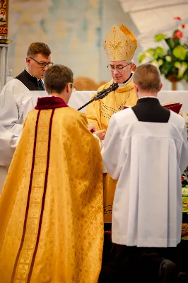 „Na swoje życie i swoje kapłaństwo trzeba popatrzeć w świetle Bożej miłości. Inaczej go nie pojmiemy ani my, ani ci, którzy będą na nas patrzeć” – mówił bp Jan Wątroba podczas Mszy św. z udzieleniem święceń prezbiteratu. 4 czerwca 2022 r. w kościele katedralnym jedenastu diakonów diecezji rzeszowskiej przyjęło sakrament kapłaństwa.
Do grona neoprezbiterów diecezji rzeszowskiej należą: ks. Sebastian Bełz z parafii w Nienadówce, ks. Krzysztof Lampart z parafii w Rudnej Wielkiej, ks. Mateusz Łachmanek z parafii w Lipinkach, ks. Karol Migut z parafii w Jasionce, ks. Marcin Murawski z parafii katedralnej w Rzeszowie, ks. Adrian Pazdan z parafii w Zagorzycach, ks. Tomasz Sienicki z parafii w Bieździedzy, ks. Dominik Świeboda z parafii w Palikówce, ks. Piotr Wąsacz z parafii bł. Władysława Findysza w Rzeszowie, ks. Mateusz Wojtuń z parafii w Święcanach oraz ks. Wiktor Zoła z parafii w Cieklinie.
Mszy św. przewodniczył i święceń udzielił bp Jan Wątroba. Eucharystię koncelebrowało około osiemdziesięciu księży, m.in: przełożeni Wyższego Seminarium Duchownego w Rzeszowie oraz proboszczowie i wikariusze z parafii rodzinnych neoprezbiterów. W Mszy św. uczestniczył abp Edward Nowak, bp Kazimierz Górny i bp Edward Białogłowski.
Zebranych w kościele katedralnym powitał ks. Krzysztof Gołąbek, proboszcz parafii.
W homilii bp Jan Wątroba nawiązał do słów z Ewangelii według św. Jana w których Chrystus tłumaczy co to znaczy być dobrym pasterzem. „Być kapłanem w Kościele Chrystusowym to znaczy mieć udział w Jego pasterskiej misji i stale upodabniać się do Dobrego Pasterza, który zna owce, karmi je, broni i jest gotów oddać życie dla ich dobra” – mówił hierarcha.
Po homilii odbył się obrzędy święceń: przyrzeczenie czci i posłuszeństwa Biskupowi Ordynariuszowi, Litania do Wszystkich Świętych podczas której kandydaci leżeli krzyżem, nałożenie rąk, modlitwa święceń oraz namaszczenie rąk krzyżmem i wręczenie chleba i wina. Podczas Liturgii Eucharystycznej nowo wyświęceni po raz pierwszy wyciągnęli dłonie nad chlebem i winem wypowiadając słowa konsekracji.
Na zakończenie Mszy św. ks. Tomasz Sienicki, podziękował w imieniu nowo wyświęconych wszystkim, którzy przyczynili się do przygotowania ich do kapłaństwa. Słowa wdzięczności, m.in. przełożonym Wyższego Seminarium Duchownego w Rzeszowie i rodzicom neoprezbiterów, wypowiedział bp Jan Wątroba. 
W drodze do zakrystii neoprezbiterzy zatrzymali się przy figurze Matki Bożej Fatimskiej zawierzając swoje kapłaństwo Matce Bożej.
W niedzielę, 5 czerwca, w Uroczystość Zesłania Ducha Świętego, neoprezbiterzy będą sprawować w swoich rodzinnych parafiach uroczyste Msze św. prymicyjne, a w najbliższych tygodniach otrzymają skierowania do parafii.

Fot. ks. Jakub Nagi oraz biala-wrona.pl
