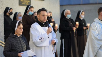 W czwartek 13 maja przeżywaliśmy uroczyste Nabożeństwo Fatimskie. Naszym modlitwom przewodniczył ks. dr Sławomir Jeziorski, prefekt i wykładowca Wyższego Seminarium Duchownego w Rzeszowie. O godz. 18.45 zostały przedstawione prośby i podziękowania do Matki Bożej Fatimskiej, w intencji których sprawowana była także Msza Święta. W koncelebrze uczestniczył ks. Piotr Tarnawski, radca Nuncjatury Apostolskiej w Moskwie, ks. Jan Młynarczyk, emerytowany proboszcz parafii Matki Bożej Królowej Polski i św. Jana Kantego w Sandomierzu i ks. Krzysztof Gołąbek, proboszcz parafii katedralnej i kustosz sanktuarium. Po Mszy Świętej wyruszyła procesja z figurą Matki Bożej. Nabożeństwo zakończył Apel Jasnogórski. fot. Małgorzata Ryndak