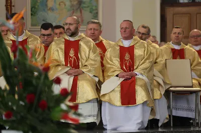 „Eucharystia powinna nas prowadzić do odkrycia kapłańskiej misji Ludu Bożego, kapłańskiej misji każdego z nas” – powiedział Biskup Rzeszowski podczas Mszy Wieczerzy Pańskiej, której przewodniczył w katedrze rzeszowskiej w Wielki Czwartek, 2 kwietnia 2026 r.
Podczas uroczystej liturgii Wielkiego Czwartku w katedrze rzeszowskiej, której przewodniczył bp Jan Wątroba, wierni zostali zaproszeni do refleksji nad tajemnicą Eucharystii, kapłaństwa oraz powołania całego Ludu Bożego do udziału w misji Chrystusa. Na zakończenie homilii biskup zachęcił do szczególnej modlitwy za kapłanów, zwłaszcza tych przeżywających trudności i kryzysy. „Panie Jezu, dobry pasterzu i towarzyszu wędrówki, dziś powierzamy Ci wszystkich kapłanów, ale zwłaszcza tych, którzy przechodzą chwilę kryzysu” – powiedział Biskup Rzeszowski. Wezwał także wspólnotę wiernych do troski o kapłanów poprzez modlitwę, życzliwość i wsparcie.
Wielkoczwartkowa liturgia w katedrze rzeszowskiej stała się nie tylko dziękczynieniem za dar Eucharystii i kapłaństwa, ale także wezwaniem do odnowienia świadomości odpowiedzialności każdego wiernego za życie Kościoła i świadectwo wiary w świecie. fot. ks. Jakub Oczkowicz