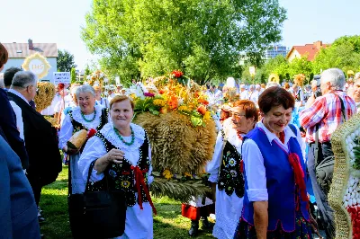 W niedzielę 25.08.2019 r. przy Katedrze Rzeszowskiej odbyły się Dożynki Diecezjalne. Do Parku Papieskiego przyjechało 73 delegacje z wieńcami dożynkowymi. fot. Andrzej Kotowicz