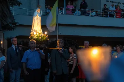 W niedzielę 13 sierpnia przeżywaliśmy kolejne w tym roku Nabożeństwo Fatimskie. O godz. 18.40 zostały przedstawione prośby i podziękowania do Matki Bożej Fatimskiej, w intencji których sprawowana była także Msza Święta. Eucharystii przewodniczył ks. Piotr Fortuna (proboszcz parafii Rzeszów-Matysówka), homilię zaś wygłosił ks. Jan Pyziak (proboszcz parafii Rzeszów-Matysówka w latach 1985-2018). Po Mszy Świętej wyruszyła procesja z figurą Matki Bożej, podczas której modlitwę różańcową prowadzili przedstawiciele parafii Rzeszów-Zalesie wraz ze swoim duszpasterzem ks. Łukaszem Jaskiem. Modlitwę ubogaciła obecność Orkiestry Dętej pod dyrekcją Tadeusza Cielaka. Nabożeństwo zakończył Apel Jasnogórski. fot. Joanna Prasoł