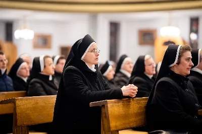 „Nasza wdzięczność jest szczególna wobec osób konsekrowanych za ich czytelne świadectwo wiary i za to, że żyjąc wiarą na co dzień ukazują chrystusowy styl życia” – mówił biskup Jan Wątroba podczas Mszy św. w katedrze rzeszowskiej w święto Ofiarowania Pańskiego. W Eucharystii, z okazji swojego święta patronalnego, uczestniczyły osoby konsekrowane posługujące w diecezji rzeszowskiej.
Mszy św. w katedrze rzeszowskiej przewodniczył bp Jan Wątroba, który modlił się w intencji osób konsekrowanych, przeżywających w święto Ofiarowania Pańskiego (02.02.) swoje święto patronalne. Eucharystię koncelebrował ks. Stanisław Kamiński, wikariusz biskupi ds. zakonnych, a także 9 kapłanów.
Na początku Mszy św. ks. Stanisław Kamiński powitał zebranych i wprowadził w przeżywaną liturgię. Następnie odbył się obrzęd błogosławieństwa świec i procesja z dolnego kościoła do głównej części katedry rzeszowskiej
Homilię wygłosił bp Jan Wątroba, który w pierwszej części, odnosząc się do przeżywanego święta, nawiązał do postawy Matki Najświętszej i św. Józefa. „Maryja uczy nas, że wierność Bogu oznacza wypełnianie prawa Bożego. Ona wypełniła wszystko bez wyjątku. Choć sama nie potrzebowała oczyszczenia, pozostała jednak posłuszna prawu. Skromna, prosta, uboga kobieta, poddana Bogu. W postawie Maryi i Józefa można dostrzec piękną lekcję dla rodziców i wychowawców. Rodzice powinni przedstawiać, czyli zawierzać swoje dzieci Panu Bogu. To jest gest wdzięczności wobec Stwórcy, a także znak wielkiej pokory wobec niełatwej misji rodzicielskiej i wychowawczej. Pełny rozwój człowieka dokonuje się dzięki Bożej łasce, a rodzice powinni się czuć narzędziem Bożej łaski, dlatego powinni często błogosławić swoje dzieci, modlić się za nie i z nimi oraz wciąż na nowo zawierzać je Panu Bogu” – mówił bp Wątroba.
Biskup Rzeszowski odnosząc się do obchodzonego Dnia życia konsekrowanego powiedział: „Trzy elementy wspólnoty: słowo, wierność i otwarcie na Ducha Świętego stanowią istotę życia każdej osoby konsekrowanej. Rozważać słowo Boże, trwać wiernie na modlitwie i być otwartym na to, co Duch Święty chce nam powiedzieć, to wypełnić powołanie do życia konsekrowanego, a jednocześnie wyznać wiarę w Kościół Chrystusowy. Nasza wdzięczność jest szczególna wobec osób konsekrowanych za ich czytelne świadectwo wiary i za to, że żyjąc wiarą na co dzień ukazują chrystusowy styl życia. Towarzyszą nam przez swoją pełną zatroskania miłosierną obecność, ale także przez milczącą obecność przepełnioną modlitwą w intencjach Kościoła, świata, a także poszczególnych osób i wspólnot”.
Po homilii osoby konsekrowane zgromadzone w katedrze odnowiły swoje przyrzeczenia.
Na zakończenie liturgii s. Agata Jakieła CSFN, referentka diecezjalna ds. życia konsekrowanego, podziękowała bp. Janowi Wątrobie za przewodniczenie liturgii i modlitwę w intencji osób życia konsekrowanego.
W Eucharystii w rzeszowskiej katedrze uczestniczyło prawie 100 osób życia konsekrowanego, a pośród nich ojcowie i bracia zakonni, siostry zakonne, wdowy i dziewice konsekrowane oraz członkowie instytutów świeckich. Śpiewy podczas liturgii wykonała Katedralna Schola Liturgiczna pod dyrekcją ks. Juliana Wybrańca, a przy organach zasiadł katedralny organista – Wiesław Siewierski. 

fot. Jola Warchoł