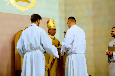 „Jesteśmy na świecie, aby stać pod krzyżem, głosić prawdę o krzyżu i bronić krzyża. W nim jest cała nasza nadzieja” – powiedział bp Jan Wątroba w dniu Uroczystości Jezusa Chrystusa Króla Wszechświata w rzeszowskiej katedrze. Podczas Mszy św. nowi członkowie Katolickiego Stowarzyszenia Młodzieży złożyli przyrzeczenie, a prezesi oddziałów parafialnych Akcji Katolickiej otrzymali nominacje.  Mszy św. przewodniczył bp Jan Wątroba. W koncelebrze uczestniczyli infułaci: ks. Stanisław Mac, ks. Wiesław Szurek i ponad 20 księży, wśród nich ks. Stanisław Potera, asystent diecezjalny Akcji Katolickiej (AK) i ks. Tomasz Ryczek, asystent diecezjalny Katolickiego Stowarzyszenia Młodzieży (KSM).  Po wyznaniu wiary 73 młode osoby złożyły przyrzeczenie Katolickiego Stowarzyszenia Młodzieży.  Po Komunii św. bp Jan Wątroba, razem z ks. Stanisławem Poterą, wręczył nominacje 19 nowym prezesom oddziałów parafialnych Akcji Katolickiej.  Na zakończenie Mszy św. bp Wątroba, na prośbę ks. Krzysztofa Gołąbka, proboszcza parafii katedralnej, wręczył dyplomy ceremoniarza Rafałowi Waszczakowi i Dawidowi Różańskiemu, długoletnim członkom Liturgicznej Służby Ołtarza w parafii katedralnej.  fot. Andrzej Kotowicz