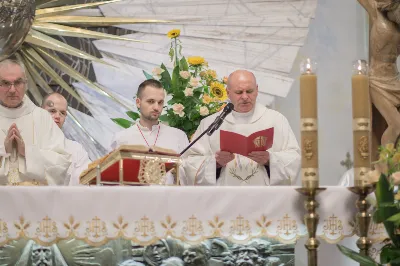 "Gwiazdo śliczna, wspaniała, o fatimska Maryja! Do Ciebie się uciekamy, o Maryjo, Maryjo!" Słowami tej pieśni licznie zgromadzeni w katedralnej świątyni wierni rozpoczęli kolejne w tym roku uroczyste nabożeństwo fatimskie. Wrześniowej modlitwie przewodniczyła parafia pw. Św. Michała Archanioła w Rzeszowie. Wielu parafian przybyło do Katedry w pieszej pielgrzymce pod przewodnictwem księdza Czesława Matuły. Przed Mszą Świętą, przy figurze Pani Fatimskiej, dk. Marcin Murawski odczytał liczne prośby i podziękowania do Matki Bożej. Uroczystej Eucharystii przewodniczył oraz Słowo Boże wygłosił proboszcz parafii pw. Św. Michała Archanioła w Rzeszowie - ks. Michał Bator. Kaznodzieja ukazał wartość i moc modlitwy. Za wzór postawił setnika, który spotyka się z czułym Jezusem. Tak jak Bóg znał potrzeby setnika, tak samo zna i nasze potrzeby i problemy. Jednak, jak przypomniał ks. Michał, każdy z nas musi przyjąć postawę setnika: uznać swój grzech i swoją niemoc. Wtedy Bóg będzie mógł działać w naszym życiu. W dalszej części homilii kaznodzieja przypomniał sylwetkę błogosławionej matki Elżbiety Czackiej, będącej dla nas wzorem cierpliwości i oczekiwania. Potrzebujemy czasu, aby łaska Boża przemieniła nasze serce – przypomniał kaznodzieja. Ta cierpliwość pomaga odkrywać Boży plan na nasze życie. Po zakończeniu Eucharystii wszyscy zgromadzeni wyruszyli w procesji różańcowej z figurą Matki Bożej Fatimskiej oraz relikwiami błogosławionych Hiacynty i Franciszka. Wierni prosili, aby Boże słowo wypełniało się w ich codzienności. Tej części nabożeństwa przewodniczył ks. Jakub Oczkowicz wraz z przedstawicielami parafii pw. Św. Michała Archanioła. Wspólną modlitwę zakończyło odśpiewanie Apelu Jasnogórskiego oraz adoracja Najświętszego Sakramentu. Na koniec ks. Krzysztof Gołąbek – proboszcz Katedry, dziękując wszystkim za obecność i wspólne czuwanie przy Matce Bożej, zaprosił na ostatnie w tym roku, październikowe nabożeństwo fatimskie.  fot. Małgorzata Ryndak