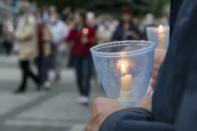 W poniedziałek 13 lipca przeżywaliśmy uroczyste Nabożeństwo Fatimskie. Naszym modlitwom przewodniczył o. Sebastian Chmiel, misjonarz kombonianin. O godz. 18.40 zostały przedstawione prośby i podziękowania do Matki Bożej Fatimskiej, w intencji których sprawowana była także Msza Święta. Po Mszy Świętej wyruszyła procesja z figurą Matki Bożej. Nabożeństwo zakończył Apel Jasnogórski. fot. Joanna Prasoł