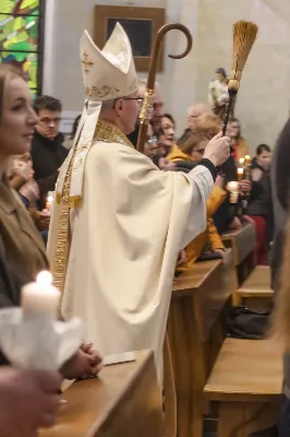 16 kwietnia 2022 r. bp Jan Wątroba przewodniczył liturgii Wigilii Paschalnej w naszej Katedrze. Podczas Mszy Świętej trzy osoby: Justyna, Anna i Nikola przyjęły sakrament chrztu, bierzmowania i Eucharystii.
fot. Joanna Prasoł