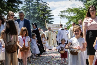 W uroczystość Najświętszego Ciała i Krwi Chrystusa Mszy Świętej w naszej Katedrze przewodniczył ks. proboszcz Krzysztof Gołąbek. Homilię wygłosił ks. Krzysztof Golas - wikariusz katedralny. Po zakończeniu liturgii wyruszyła procesja eucharystyczna do czterech ołtarzy rozmieszczonych wokół Katedry. fot. Joanna Prasoł