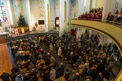 W niedzielę Chrztu Pańskiego, uroczystą Mszą Świętą, przy wypełnionej po brzegi Katedrze, zakończyliśmy okres Bożego Narodzenia. Podczas Mszy Świętej śpiewał nasz Katedralny Chór Chłopięco-Męski Pueri Cantores Resovienses pod dyrekcją Marcina Florczaka. Po zakończonej liturgii odbył się koncert kolęd w wykonaniu naszego Chóru. W programie znalazły się kolędy, pastorałki i pieśni bożonarodzeniowe polskie i zagraniczne, m.in. "Lulajże, Jezuniu" w aranżacji Dominika Lasoty, "Za Gwiazdą" w opracowaniu Jana Maklakiewicza, "Mary, did You know?" Marka Lowry’ego i Buddy’ego Greene’a, "Gaudete" Briana Keya, "Angels we have heard on high" Stevena Strite’a. Koncert spotkał się z ogromnym entuzjazmem publiczności, która nagrodziła wykonawców brawami na stojąco. W zamian chórzyści odwdzięczyli się bisami.  fot. Dariusz Kamiński